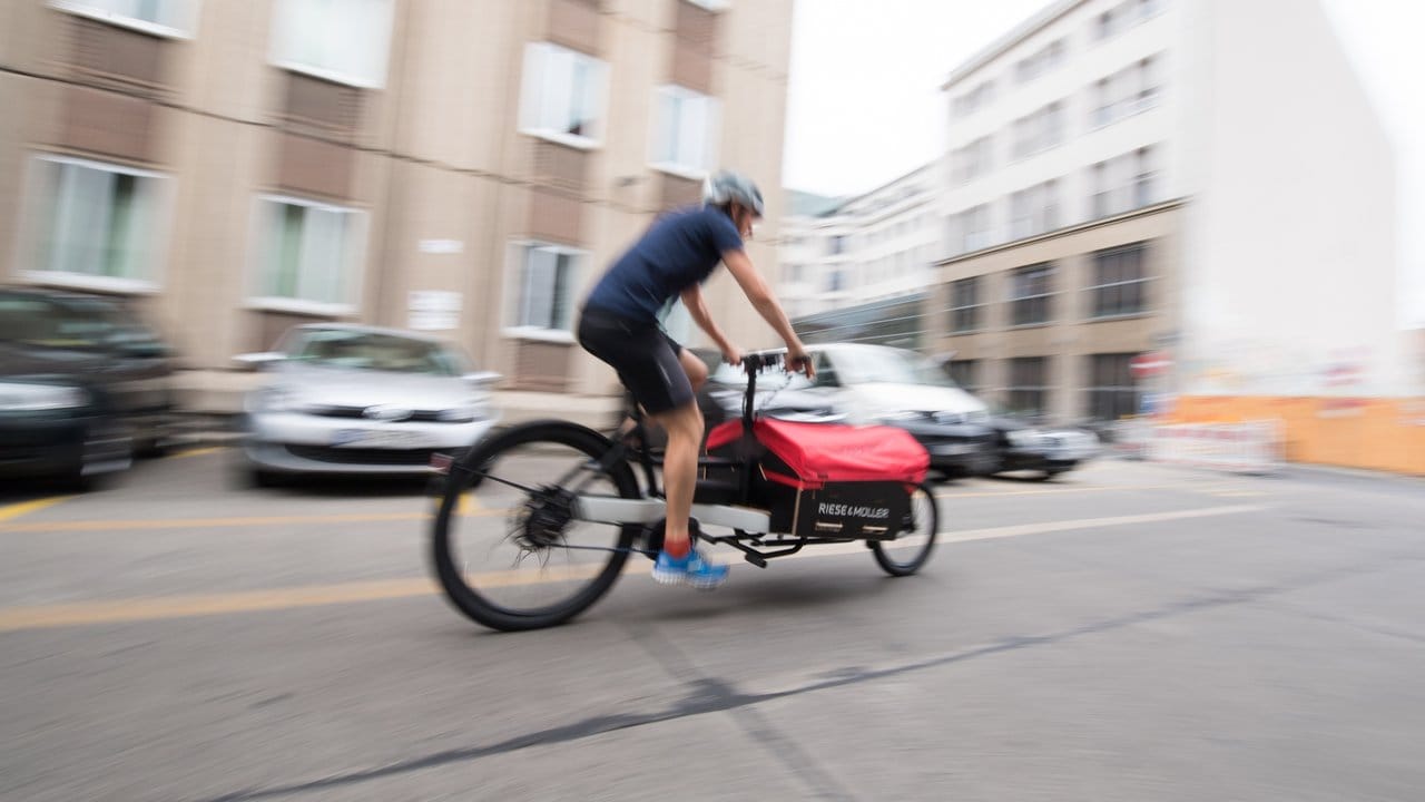 Per Lastenrad auf dem Weg zum Kunden: Gerade in Großstädten lässt sich so Geld verdienen. Per Lastenrad auf dem Weg zum Kunden: Gerade in Großstädten lässt sich so Geld verdienen.