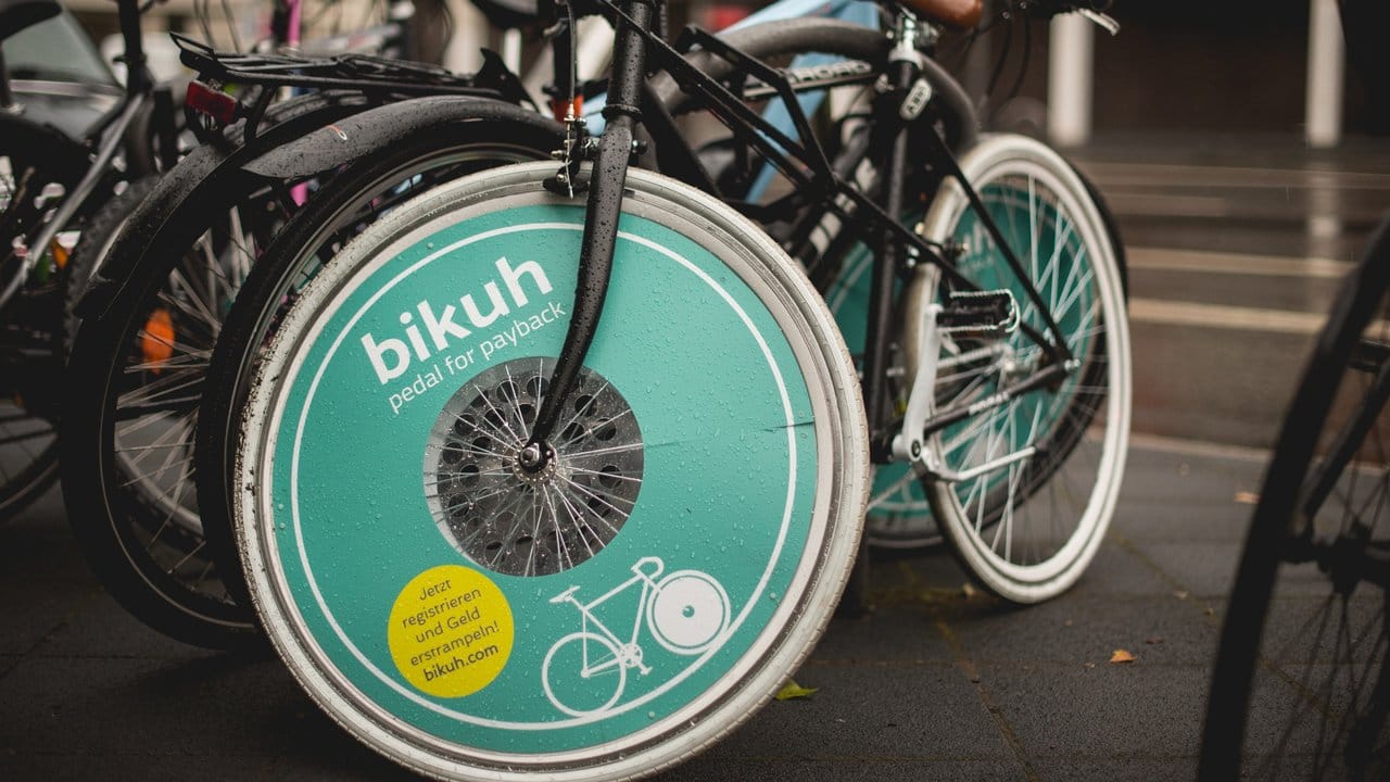 Das Start-up-Unternehmen Bikuh lässt Werbescheiben in Vorderräder montieren und registriert gefahrene Kilometer - die werden dem Radelnden bezahlt. Das Start-up-Unternehmen Bikuh lässt Werbescheiben in Vorderräder montieren und registriert gefahrene Kilometer - die werden dem Radelnden bezahlt.