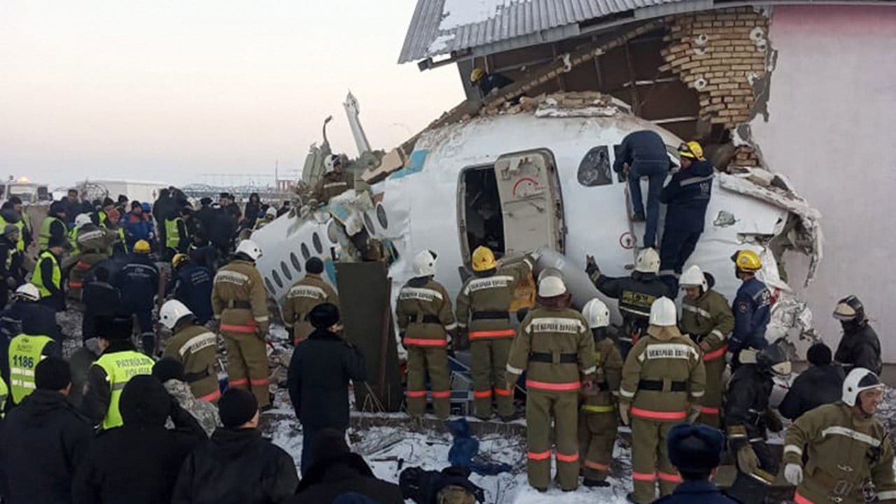 Rettungskräfte am Ort des Unglücks in Almaty. Rettungskräfte am Ort des Unglücks in Almaty.