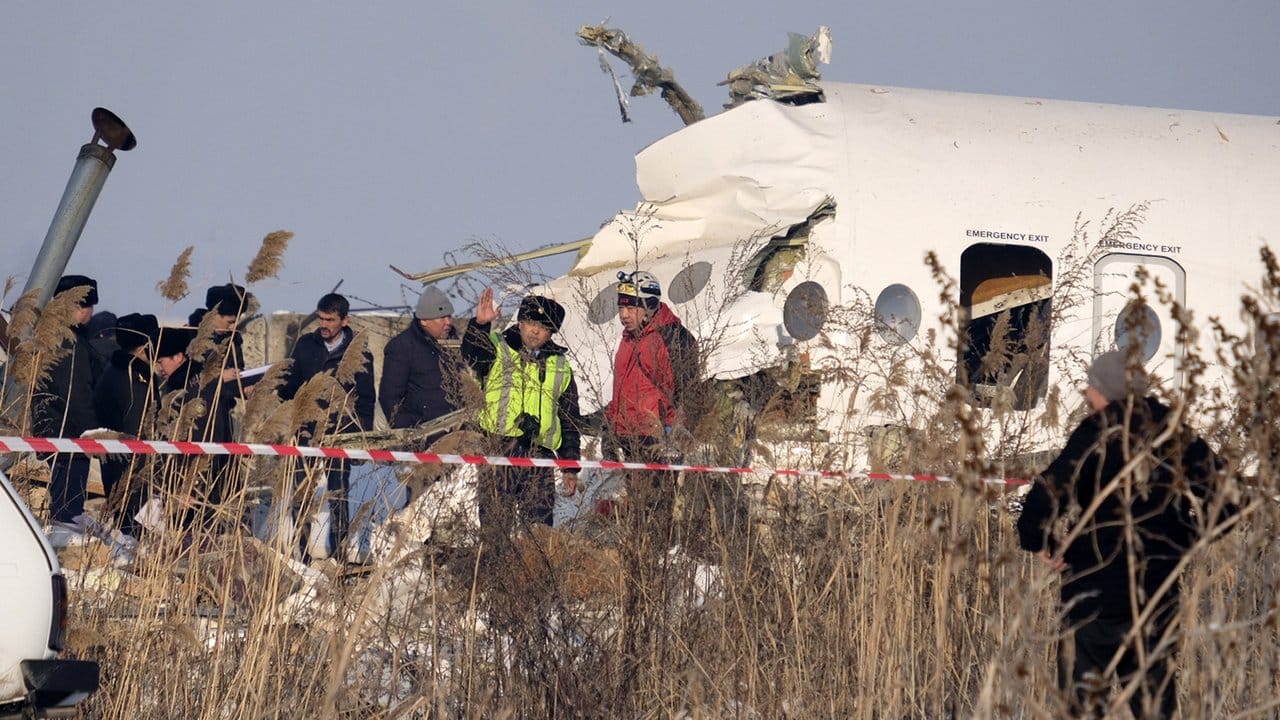 Die Maschine vom Typ Fokker 100 prallte in eine Betonmauer und in ein zweistöckiges Gebäude in einem bewohnten Gebiet. Die Maschine vom Typ Fokker 100 prallte in eine Betonmauer und in ein zweistöckiges Gebäude in einem bewohnten Gebiet.