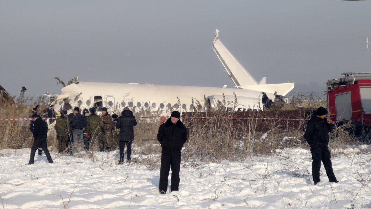 Das Flugzeug der kasachischen Fluggesellschaft Bek Air verlor nach ersten Erkenntnissen unmittelbar nach dem Start an Höhe. Das Flugzeug der kasachischen Fluggesellschaft Bek Air verlor nach ersten Erkenntnissen unmittelbar nach dem Start an Höhe.