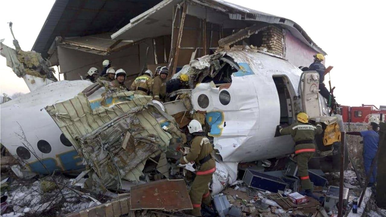 Zahlreiche Passagiere konnten aus der abgestürzten Fokker 100 gerettet werden. Zahlreiche Passagiere konnten aus der abgestürzten Fokker 100 gerettet werden.