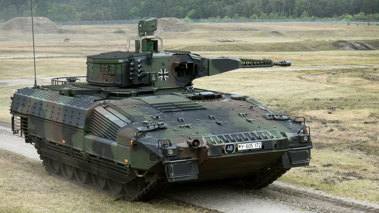 Ein Schützenpanzer vom Typ Puma wird auf dem Erprobungsgelände des Unternehmens Rheinmetall vorgestellt.