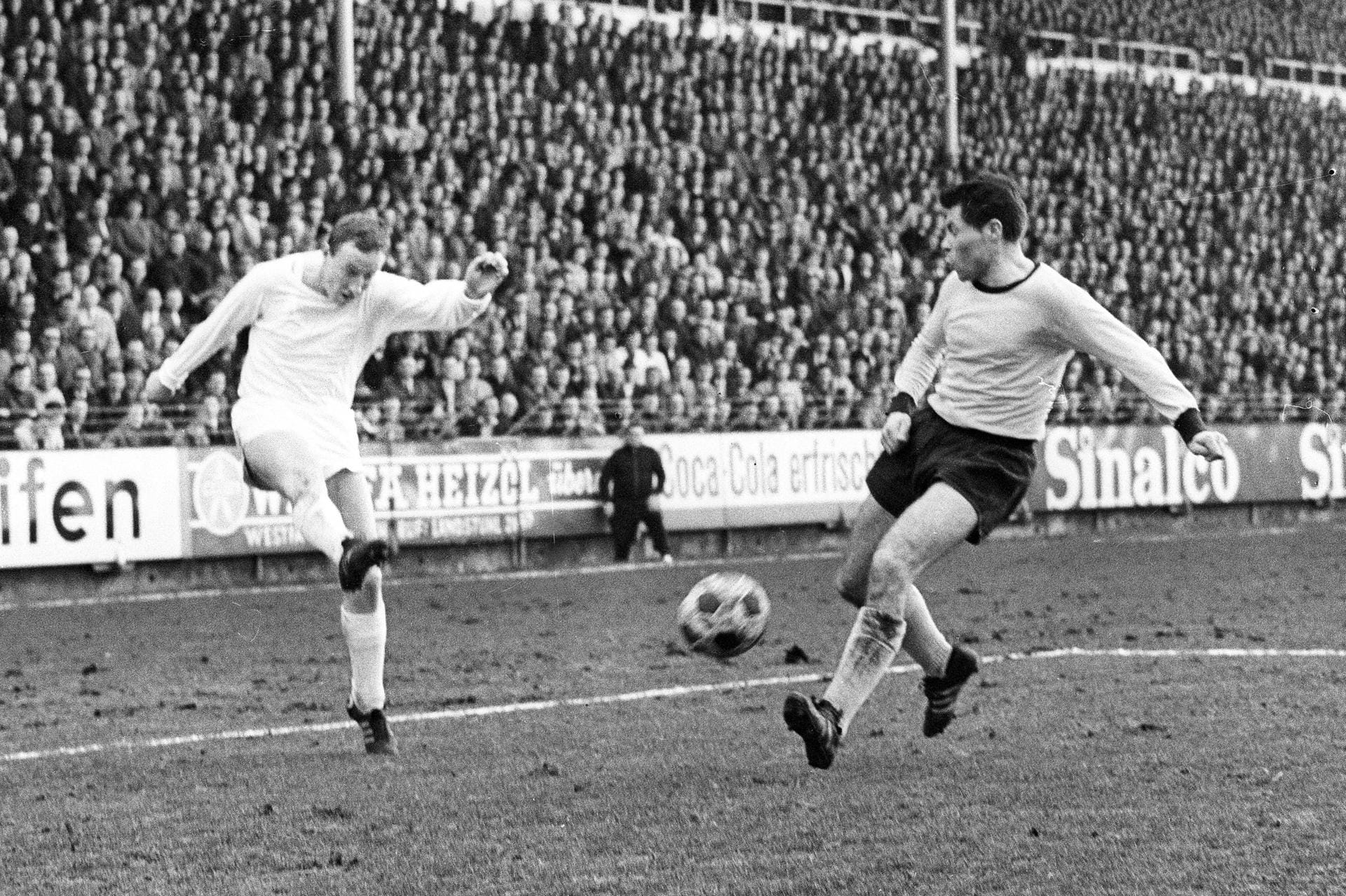 29. April: Mit 82 Jahren stirbt BVB-Urgestein Lothar Geisler. Zwischen 1959 und 1967 lief der Linksverteidiger für die Borussia auf und stand 142 Mal für die Profis in Meisterschaft, DFB-Pokal und Europapokal auf dem Platz. 1963 wurde er mit dem BVB Deutscher Meister.