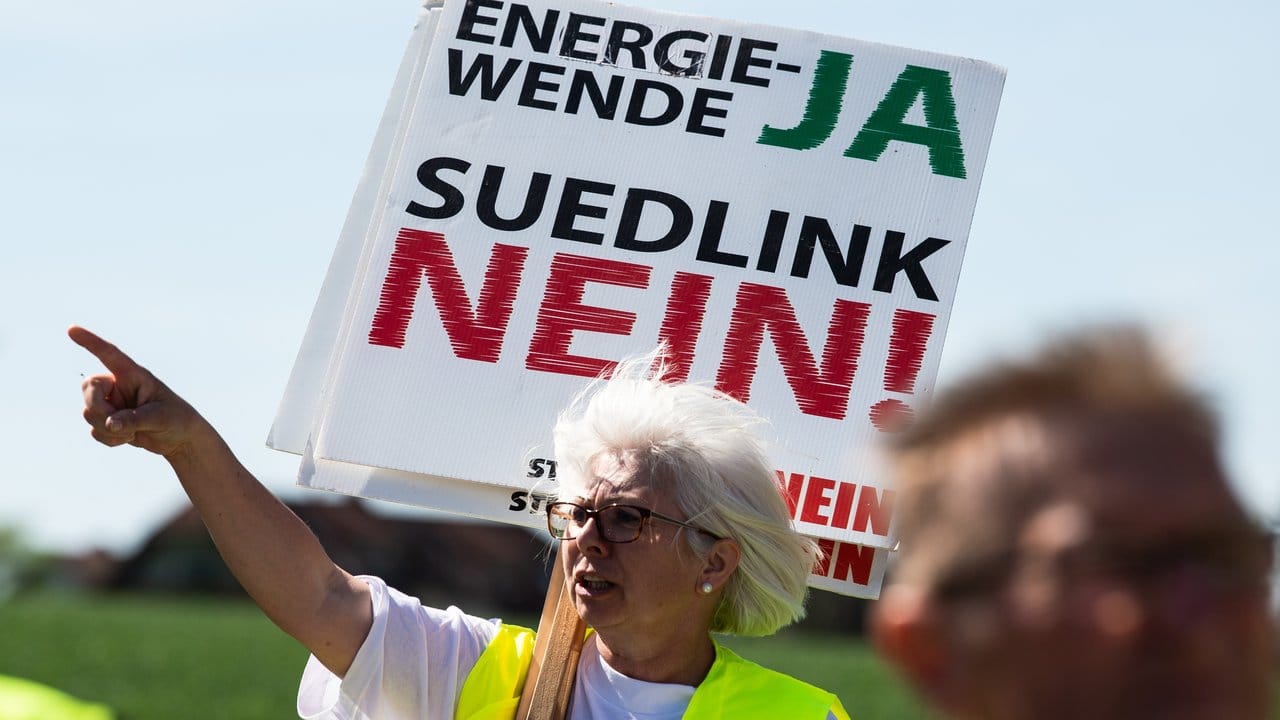 Öko-Strom aus dem windigen Norden ja, Stromtrassen nein: Protest gegen die sogenannte Suedlink-Leitung in Thüringen. Öko-Strom aus dem windigen Norden ja, Stromtrassen nein: Protest gegen die sogenannte Suedlink-Leitung in Thüringen.