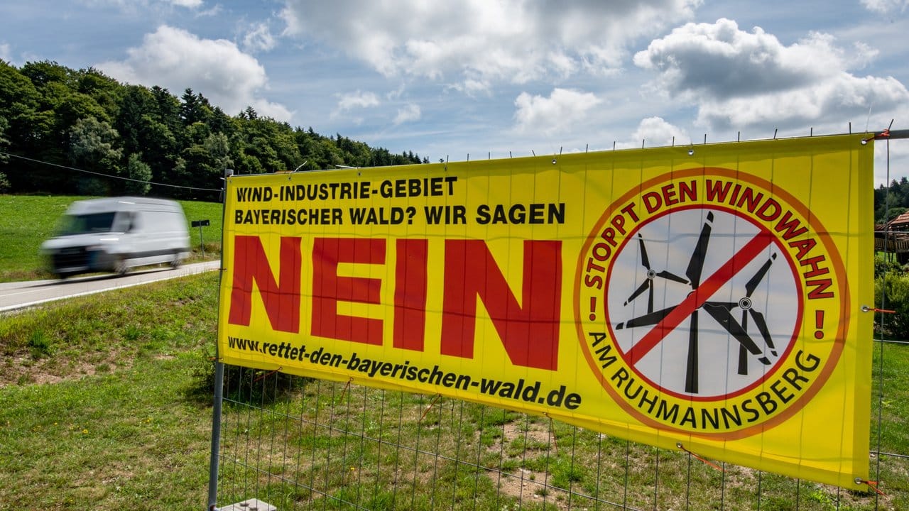 Auch gegen die Art der Stromerzeugung gibt es Protest: Plakat von Windkraft-Gegnern im Bayerischen Wald.