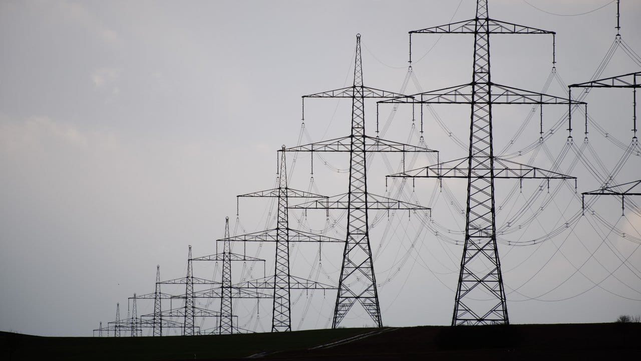 Neue Stromtrassen werden gebraucht, um den Windstrom aus dem Norden nach Süddeutschland zu transportieren, wo er dringend benötigt wird. Neue Stromtrassen werden gebraucht, um den Windstrom aus dem Norden nach Süddeutschland zu transportieren, wo er dringend benötigt wird.