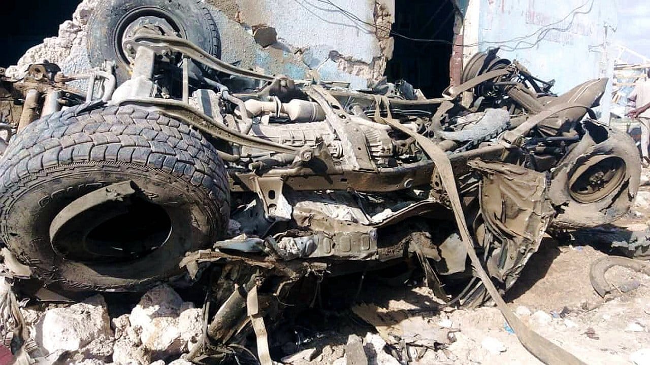 Die Trümmer eines Fahrzeugs am Schauplatz der Autobombenexplosion.