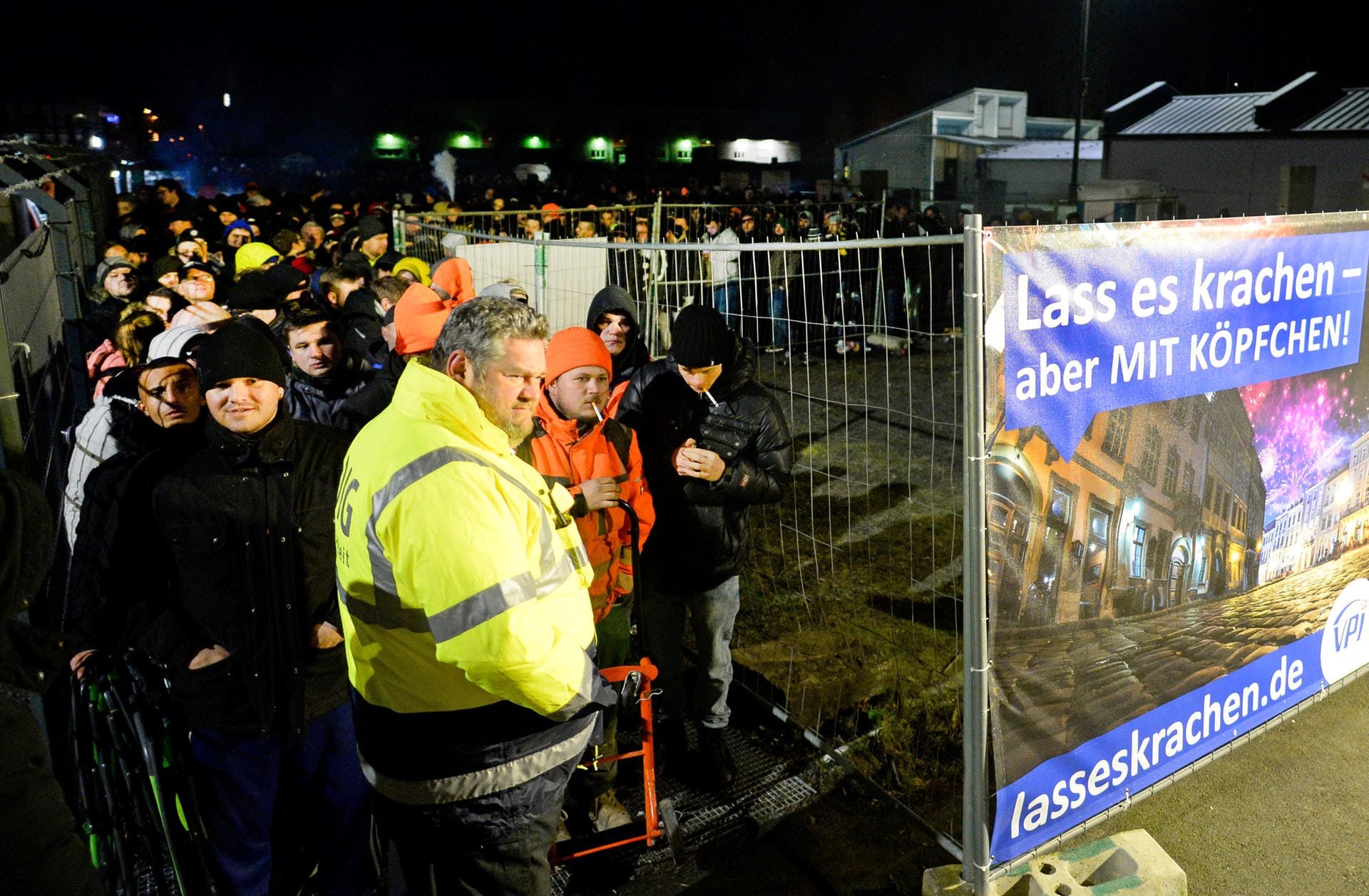 Weco Werksverkauf: Rund 1.500 Menschen warten auf den Start des Werksverkaufs des Feuerwerkherstellers.