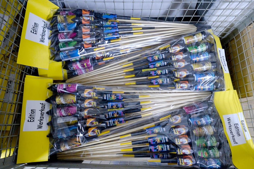 Weco Werksverkauf: Feuerwerksraketen liegen in einem Korb.