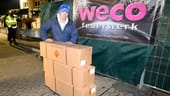 Weco Werksverkauf: Björn Kubitzek aus Gelsenkirchen transportiert seine Überraschungspakete ab. Er war in diesem Jahr der erste Kunde, dafür stand er seit Freitag um 05:30 Uhr vor den Werkstoren. Die Pakete sind auf eine Anzahl von drei pro Person limitiert.