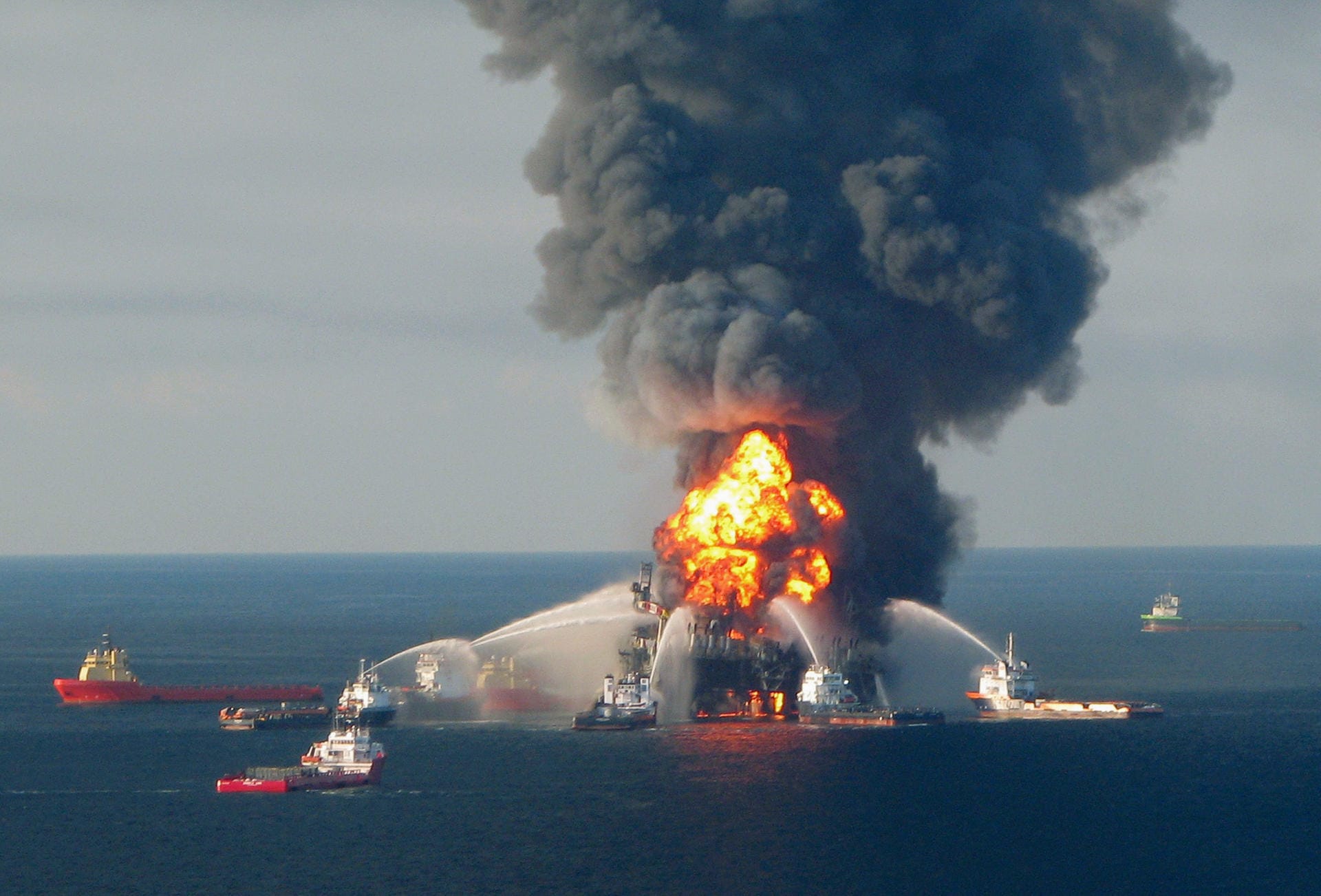 20. April 2010: Im Golf von Mexiko gerät die Ölplattform Deepwater Horizon in Brand. Zwei Tage später sinkt sie. Das Unglück löst die größte Ölkatastrophe der Geschichte aus.