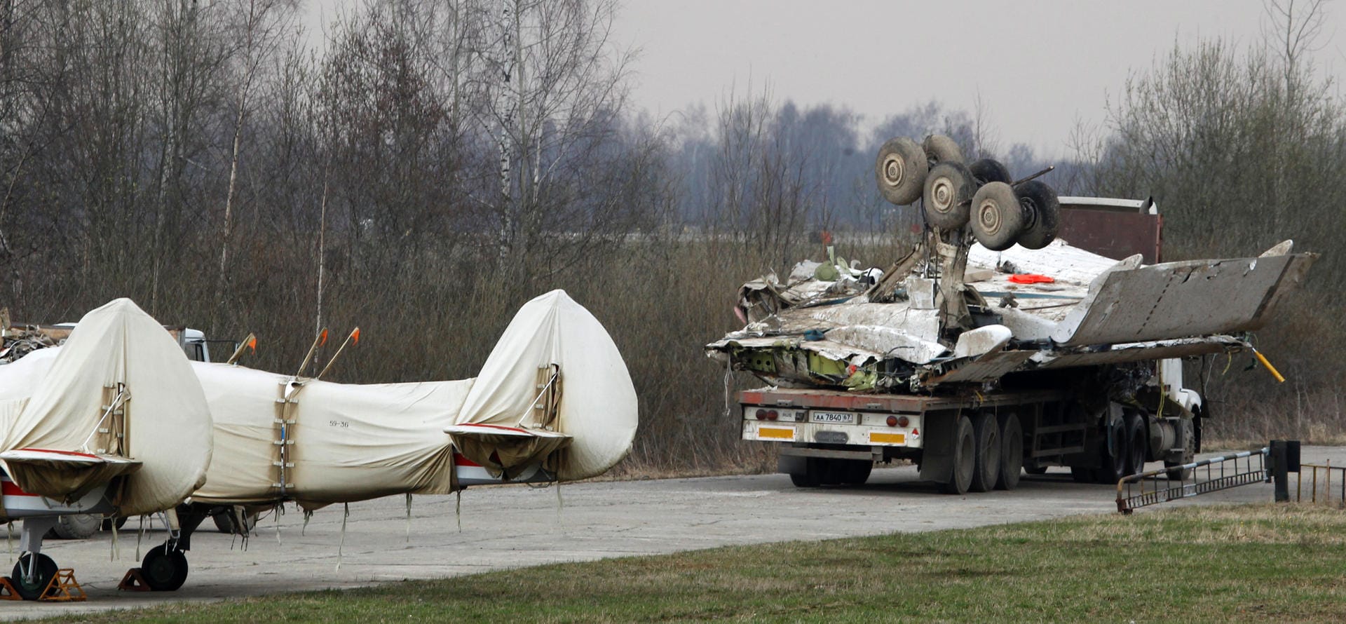 10. April 2010: Nahe der westrussischen Stadt Smolensk stürzt bei dichtem Nebel ein Flugzeug mit dem polnischen Präsidenten Lech Kaczynski sowie zahlreichen Regierungsmitgliedern und Parlamentsabgeordneten aus Polen ab. 96 Menschen sterben.