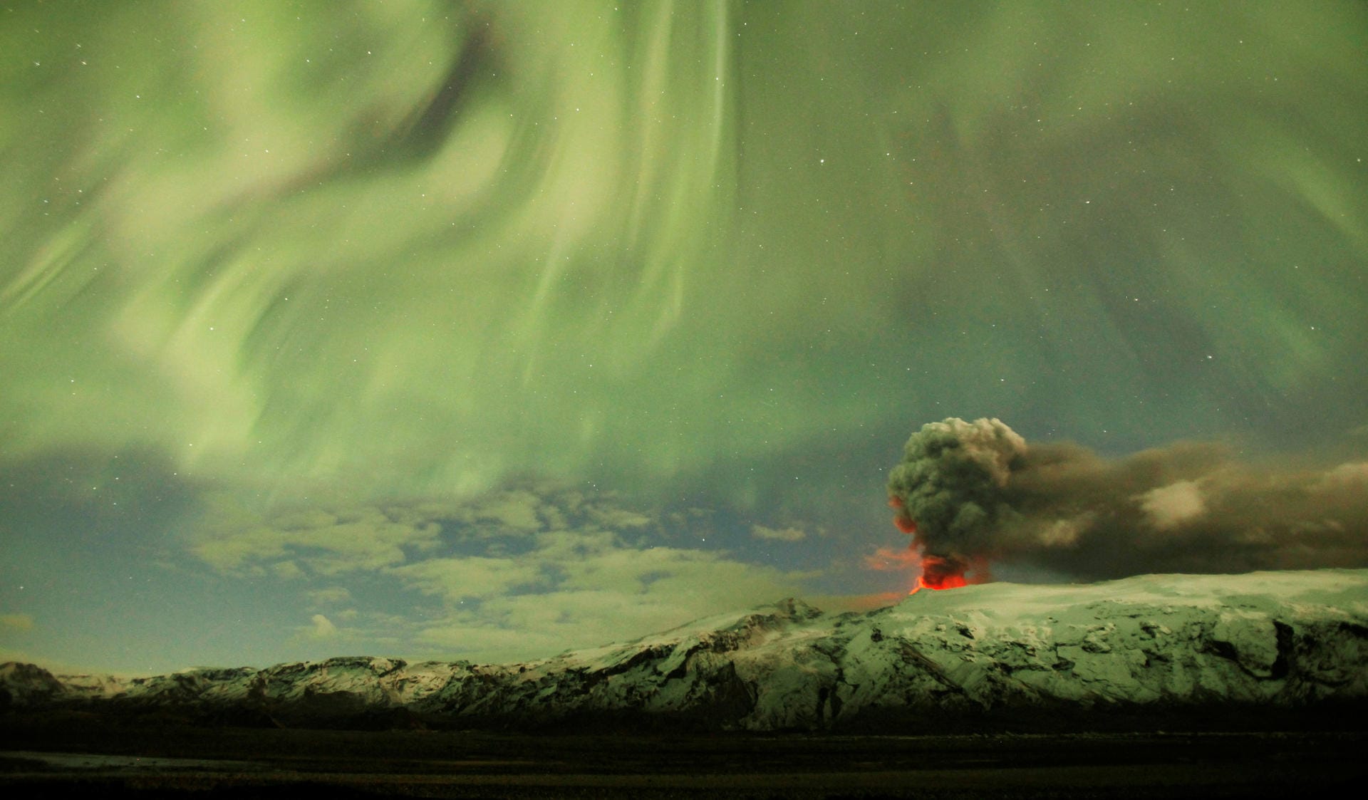 April 2010: Auf Island bricht der Vulkan mit dem schwer auszusprechenden Namen Eyjafjallajokull auf. Wegen der Vulkanasche kommt der Flugverkehr in Nord- und Mitteleuropa für Tage zum Erliegen. Im Bild: Nordlichter über dem Eyjafjallajokull.