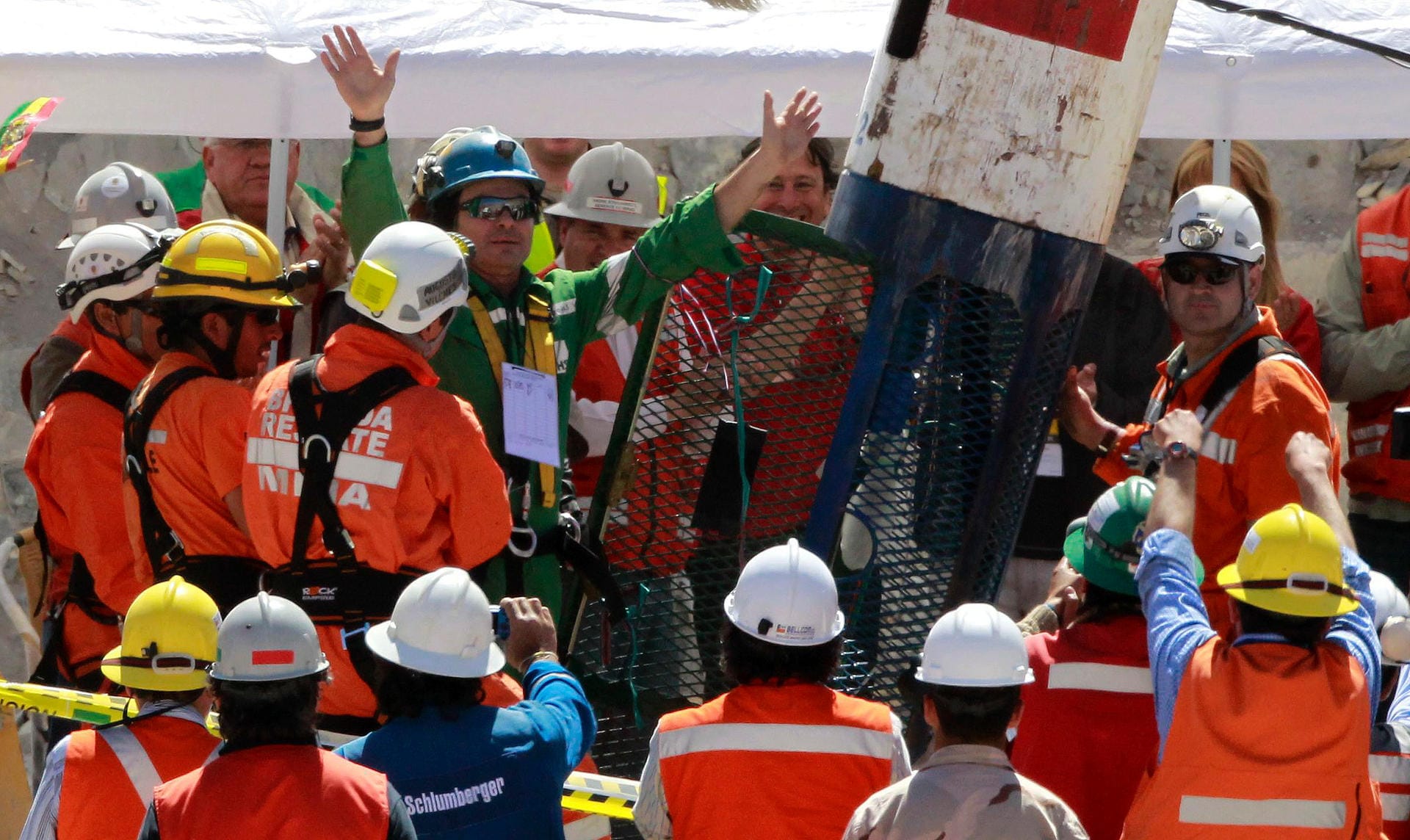 13. Oktober 2010: 69 Tage nach einem Grubenunglück im Kupfer- und Goldbergwerk von San José in Chile werden die 33 unter Tage eingeschlossenen Kumpel nach und nach mit einer speziellen Kapsel zurück an die Erdoberfläche geholt. Millionen Menschen rund um den Globus fiebern bei dem Rettungseinsatz mit.