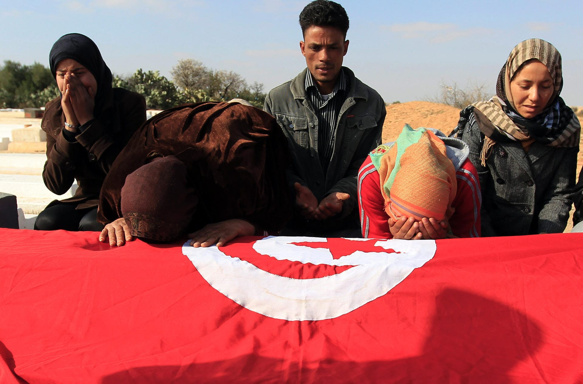 17. Dezember 2010: In Tunesien zündet sich der Gemüsehändler Mohamed Bouazizi aus Protest gegen die Schikanen der Behörden und die schlechten Lebensbedingungen im Land selbst an. Sein verzweifelter Hilferuf ist die Initialzündung für die Revolution in Tunesien und der Beginn des arabischen Frühlings, der im Laufe des Jahres 2011 zahlreiche Länder ergreift. Das Bild zeigt die Familie am Grab des verstorbenen Gemüsehändlers.