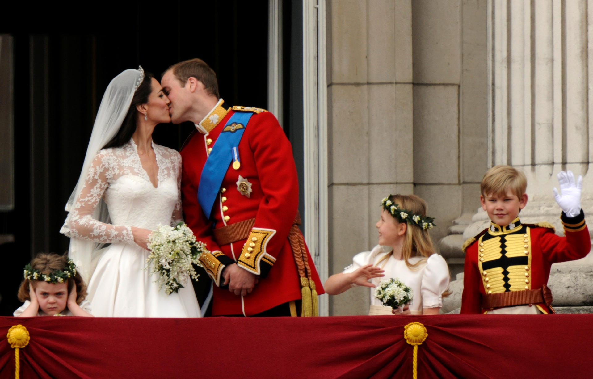 29. April 2011: Der britische Thronfolger Prinz William heiratet seine Verlobte Kate Middleton. Nach der Trauung in Westminster Abbey in London küsst sich das Paar auf dem Balkon des Buckingham Palace.