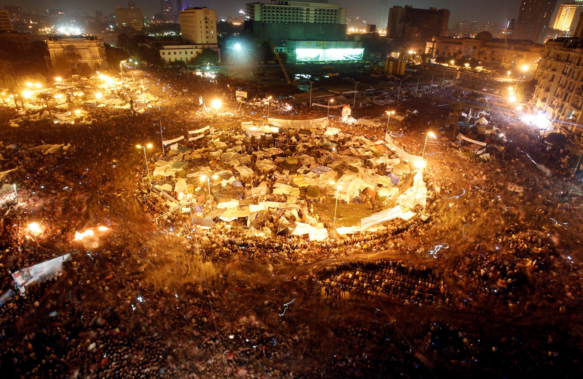 11. Febuar 2011: Im ägyptischen Fernsehen verkündet Langzeitmachthaber Hosni Mubarak seinen Rücktritt. Auf dem Tahrir-Platz in Kario löst die Nachricht einen Jubelsturm der Hunderttausenden aus.