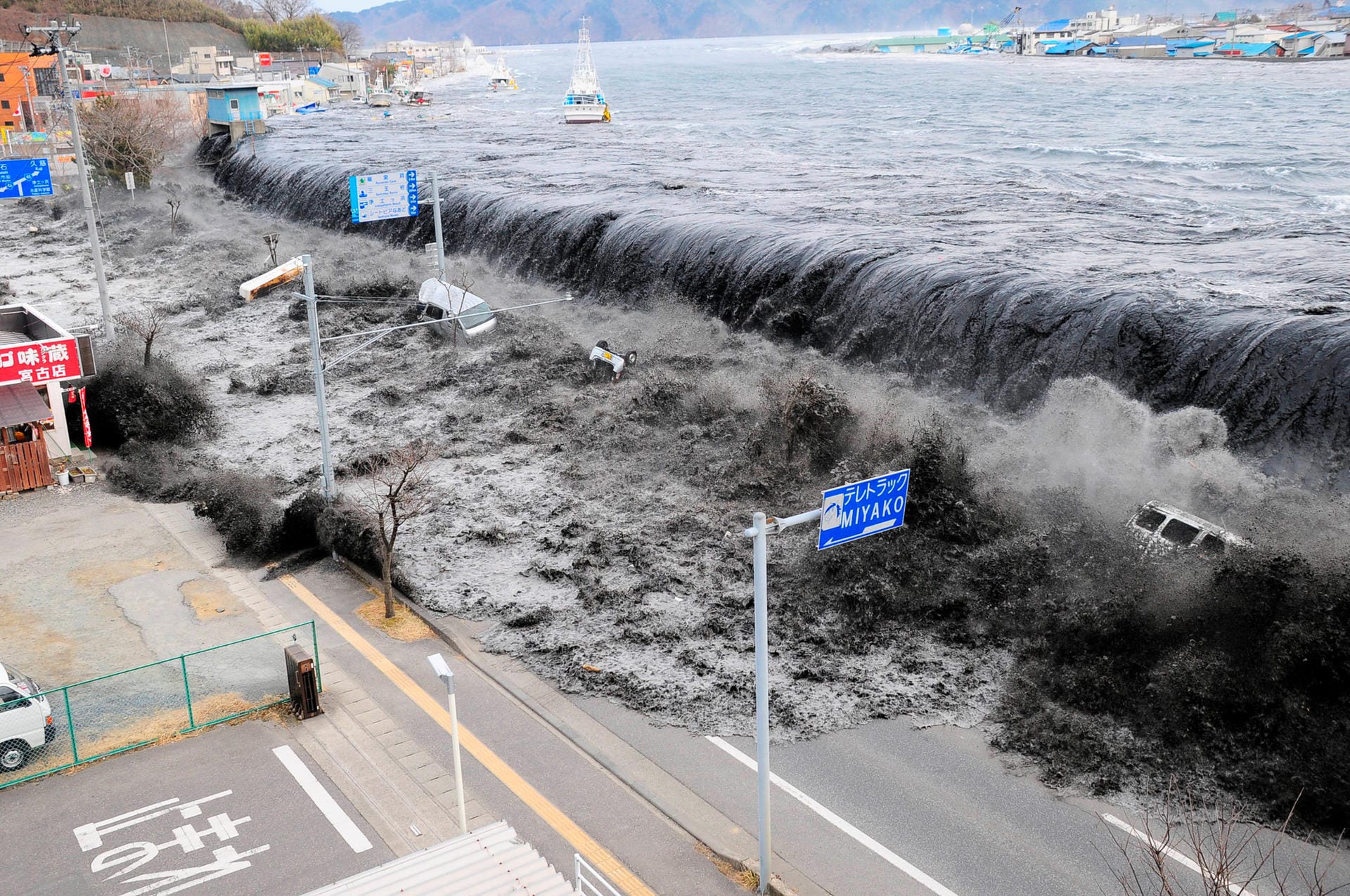 11. März 2011: Ein heftiges Erdbeben vor der Küste Japans löst einen Tsunami aus, der große Teile der Küstenabschnitte im Nordosten der Hauptinsel Honshu verwüstet. Rund 16.000 Menschen sterben. Im Kernkraftwerk Fukushima lösen die Erdstöße einen schweren Reaktorunfall aus. In der Folge steigt Deutschland aus der Atomkraft aus.