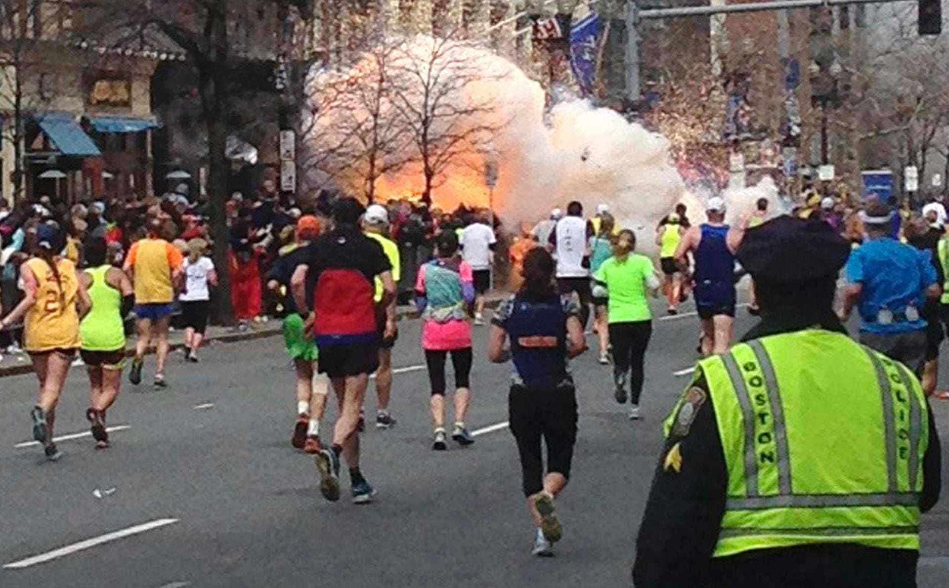 15. April 2013: Eine Explosion nahe der Ziellinie zerreißt die Luft, Menschen fliehen: Beim Anschlag auf den Boston Marathon kommen drei Menschen ums Leben, rund 260 werden verletzt.