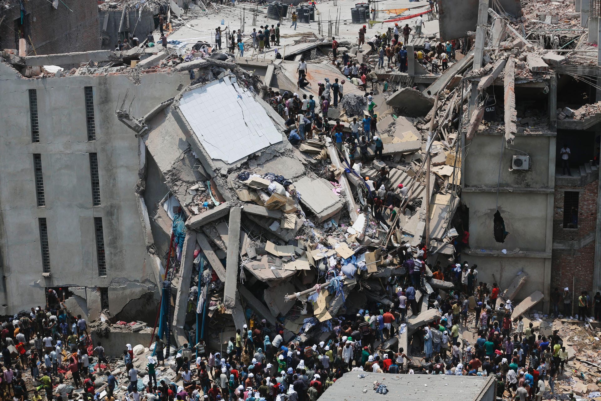 24. April 2013: Helfer retten Näherinnen und Näher aus den Trümmern des eingestürzten Rana-Plaza-Gebäudes bei Dhaka (Bangladesch). Bei dem Unglück kommen mehr als 1.100 Menschen ums Leben. In dem achtstöckigen Hochhaus waren Fabriken und ein Shoppingcenter untergebracht, auch europäische Modekonzerne hatten dort Kleidung produzieren lassen. Das Unglück gilt als das schwerste in der Geschichte Bangladeschs. Es löste eine weltweite Debatte über die Arbeitsbedingungen in der Textilindustrie aus.