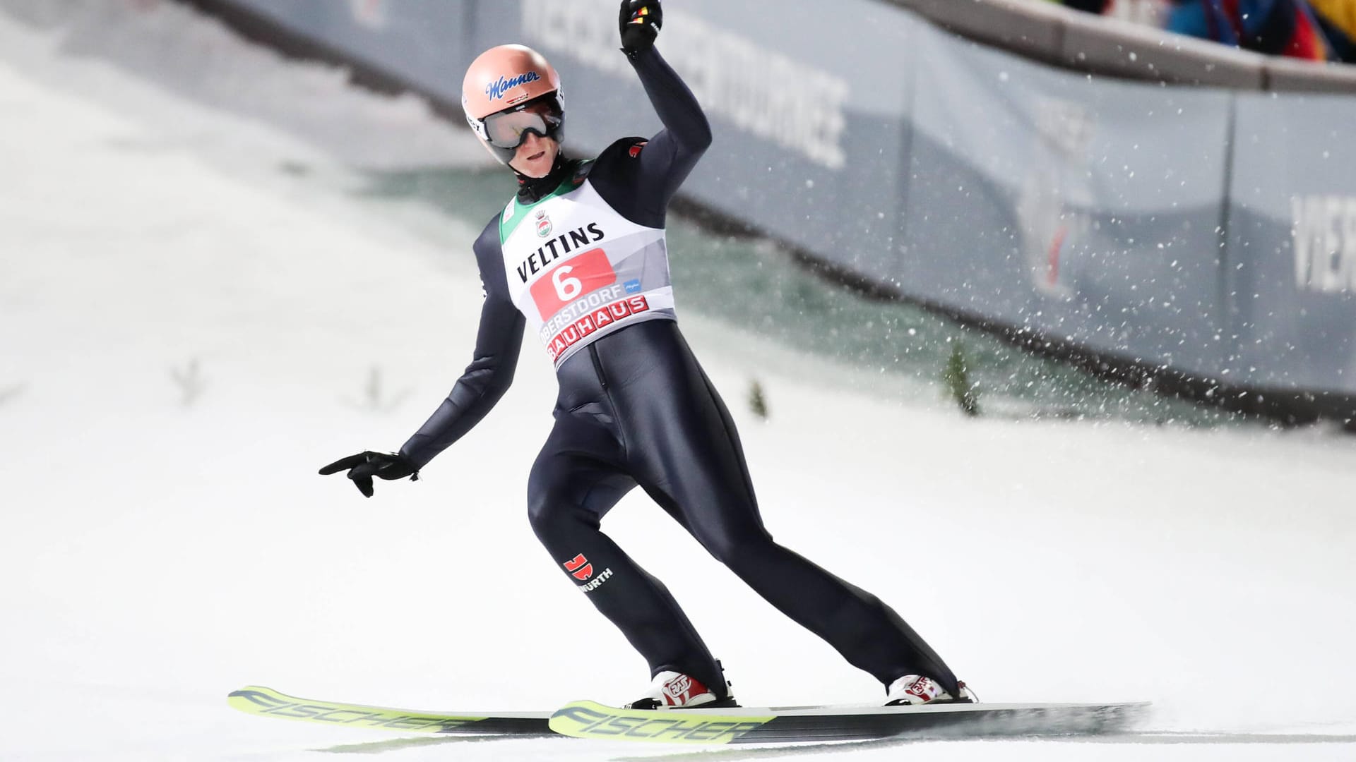 Karl Geiger hat mit Platz zwei in Oberstdorf einen überzeugenden Start in die Vierschanzentournee 2019/20 gefeiert. Nur Vorjahressieger Ryoyu Kobayashi landete vor dem Deutschen, der trotzdem hochzufrieden war. t-online.de hat die Stimmen zum Auftaktspringen.