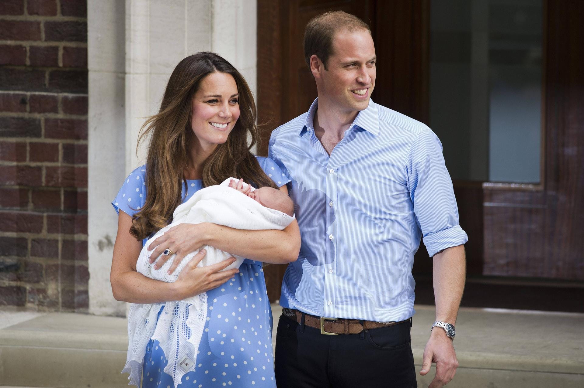 23. Juli 2013: In London freuen sich Herzogin Kate und Prinz William zusammen mit vielen Schaulustigen über die Geburt ihres ersten Sohnes Prinz George of Cambridge.