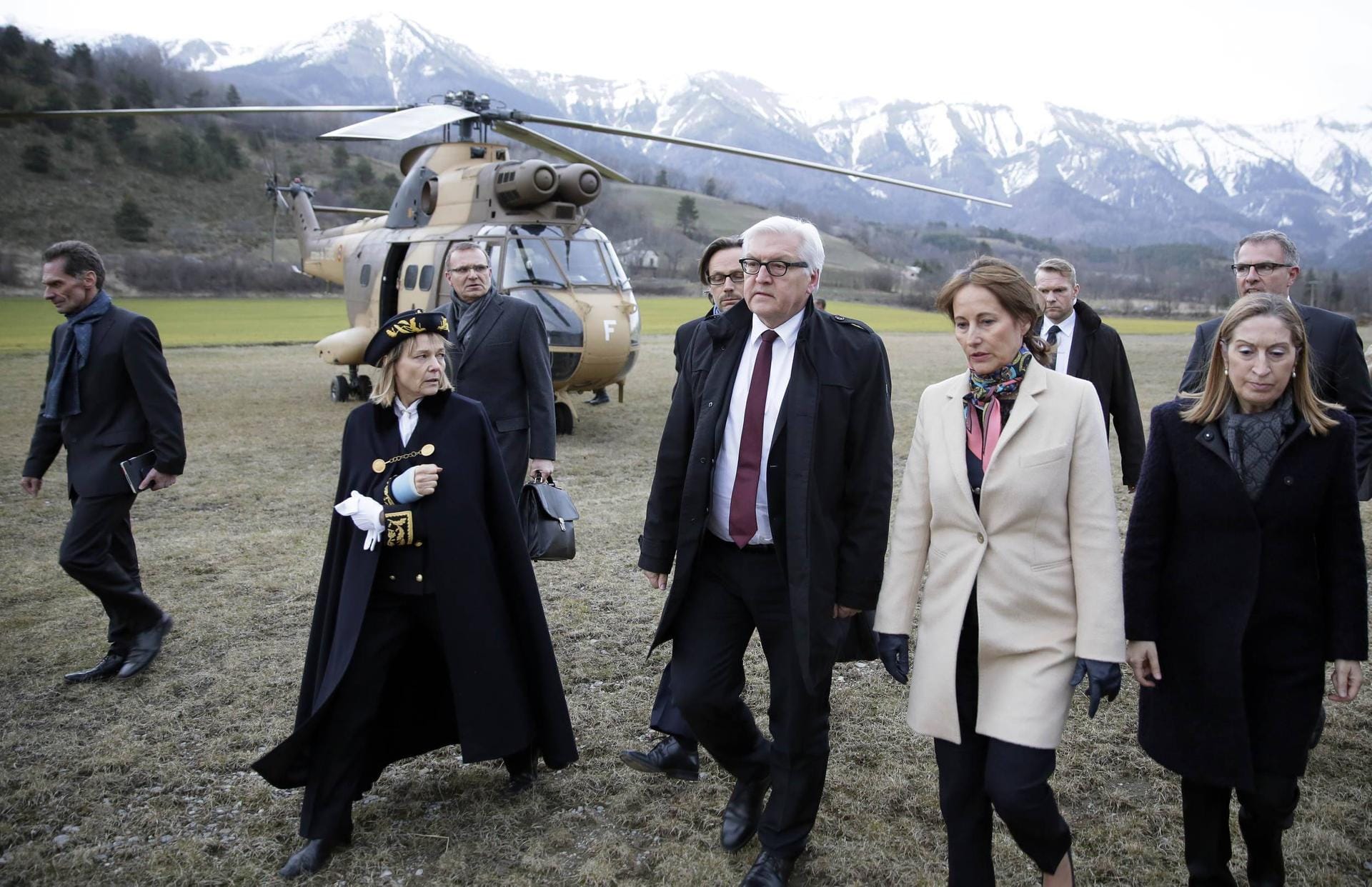 24. März 2015: Bundesaußenminister Frank-Walter Steinmeier trifft in den französischen Alpen ein. Zuvor hatte der Germanwings-Kopilot Andreas Lubitz eine A320-Maschine absichtlich am Bergmassiv zerschellen lassen, um Suizid zu begehen. Alle 150 Menschen an Bord kamen ums Leben.