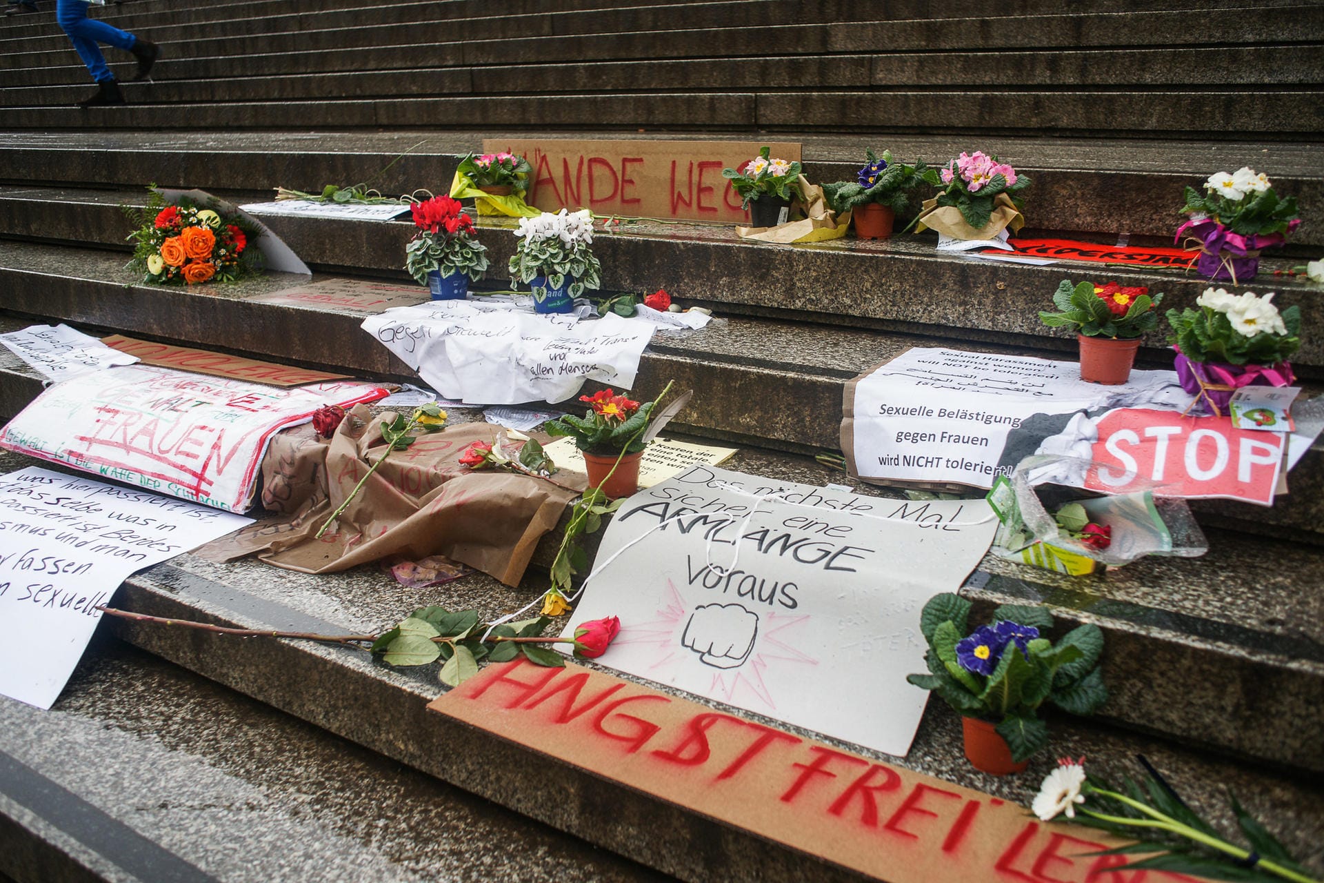 11. Januar 2016: Auf der Domtreppe vor dem Kölner Hauptbahnhof liegen Blumen und Plakate. In der Silvesternacht hat eine große Gruppe überwiegend arabisch sprechender junger Männer feiernde Frauen massiv sexuell belästigt. Auch in anderen Städten gab es solche Übergriffe.