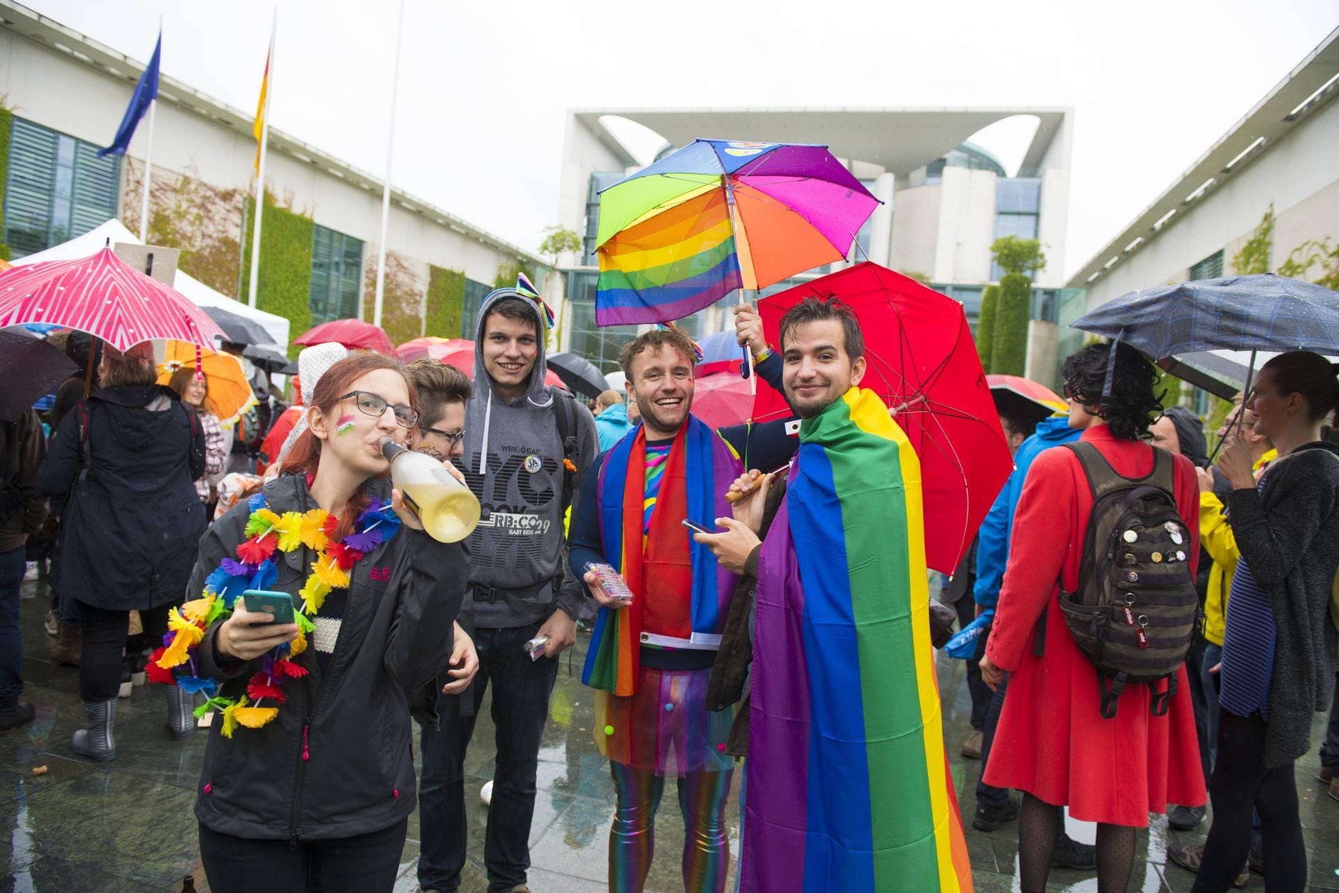 30. Juni 2017: Ein wichtiger Schritt in der Gleichberechtigung von Homosexuellen: Der Bundestag beschließt die "Ehe für alle", und vor dem Kanzleramt jubeln die Menschen.