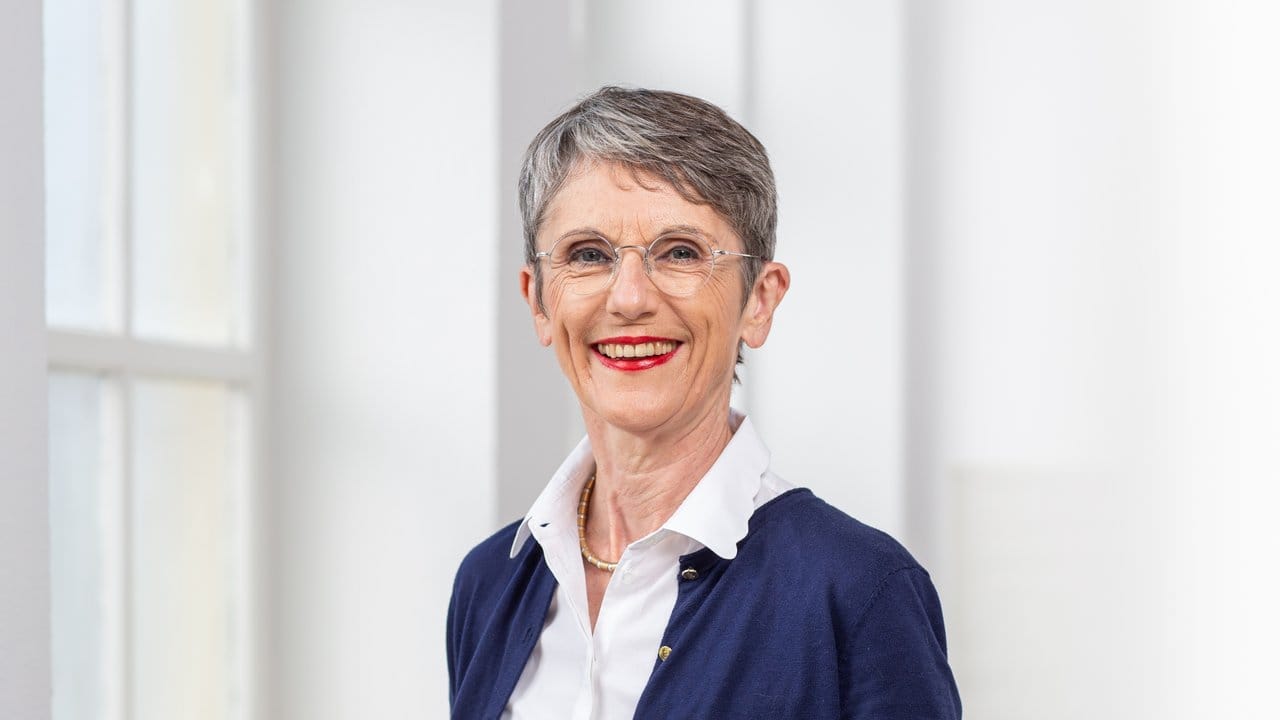Elisabeth Bonneau arbeitet als Coach und Etikette-Expertin. Elisabeth Bonneau arbeitet als Coach und Etikette-Expertin.