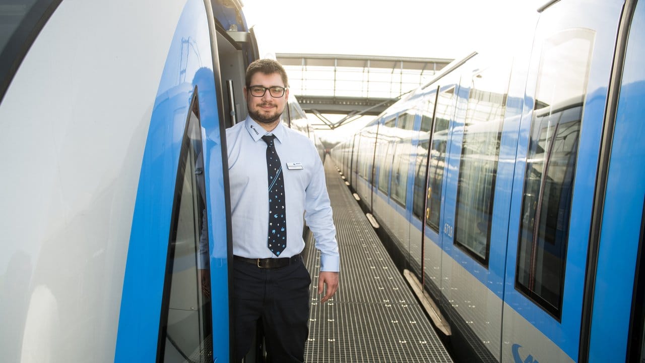 Niko Bandura hat seine Ausbildung zum U-Bahn-Fahrer bei den Münchner Verkehrsbetrieben erfolgreich absolviert.