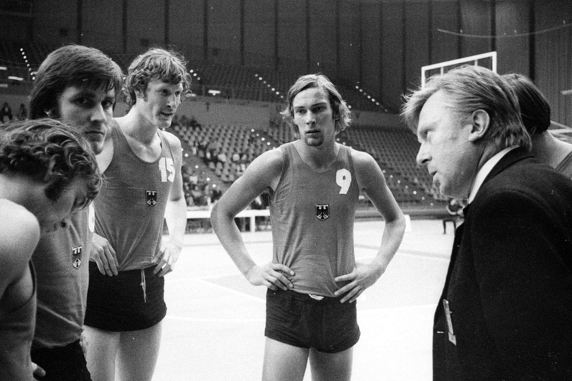 2. September: Der deutsche Basketball betrauert Rainer Pehtran (M.), der mit 68 Jahren einer schweren Krankheit erliegt. Pehtran war wesentlicher Bestandteil der deutschen Auswahl bei den Olympischen Spielen 1972 in München.