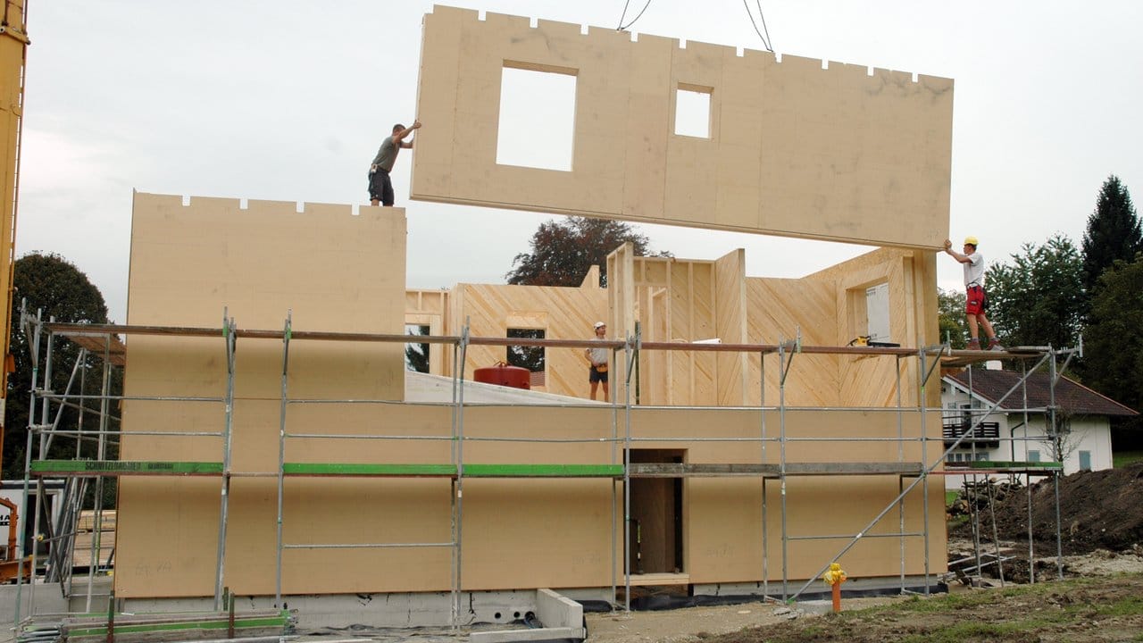 Der Rahmen des Strohballenhauses ist aus Holz gefertigt. Der Rahmen des Strohballenhauses ist aus Holz gefertigt.