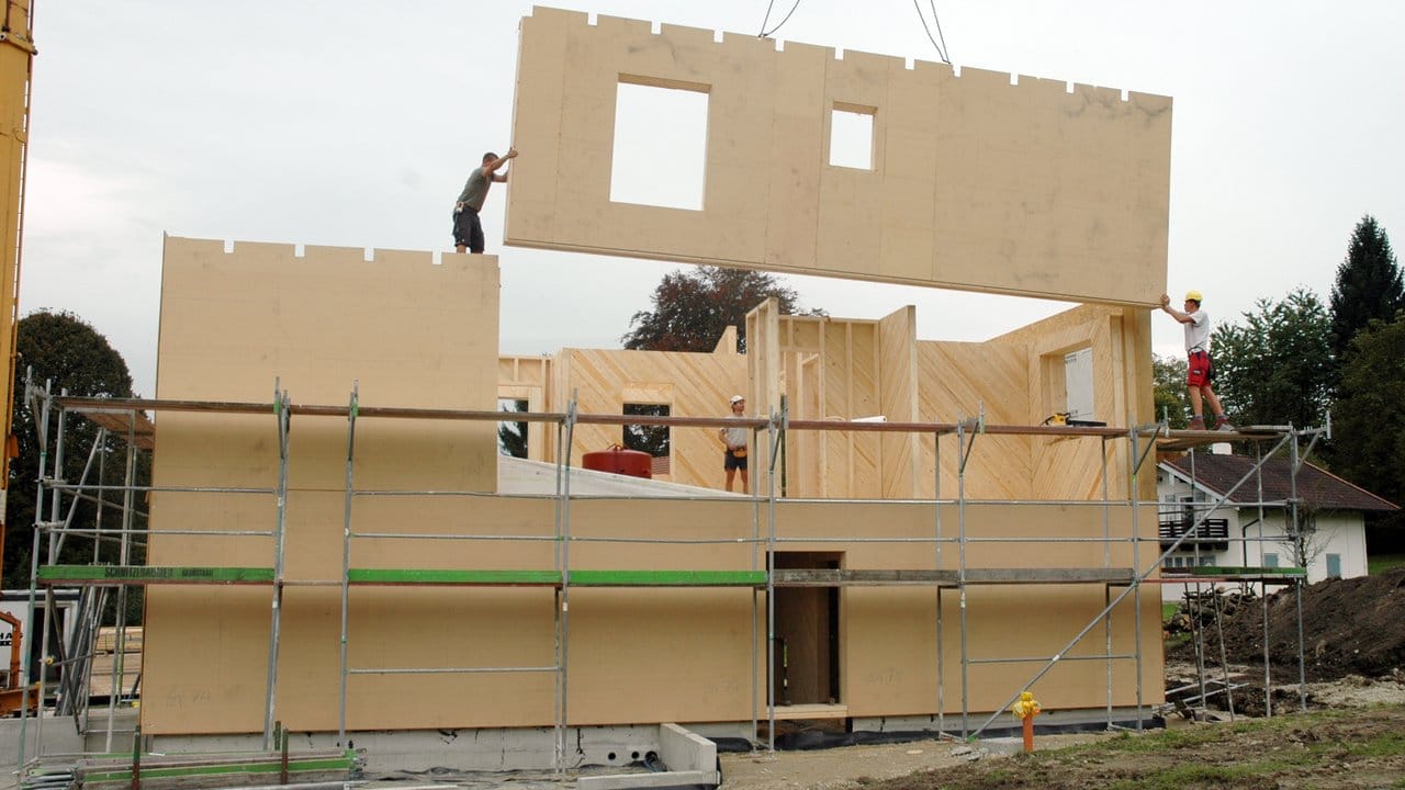 Der Rahmen des Strohballenhauses ist aus Holz gefertigt.