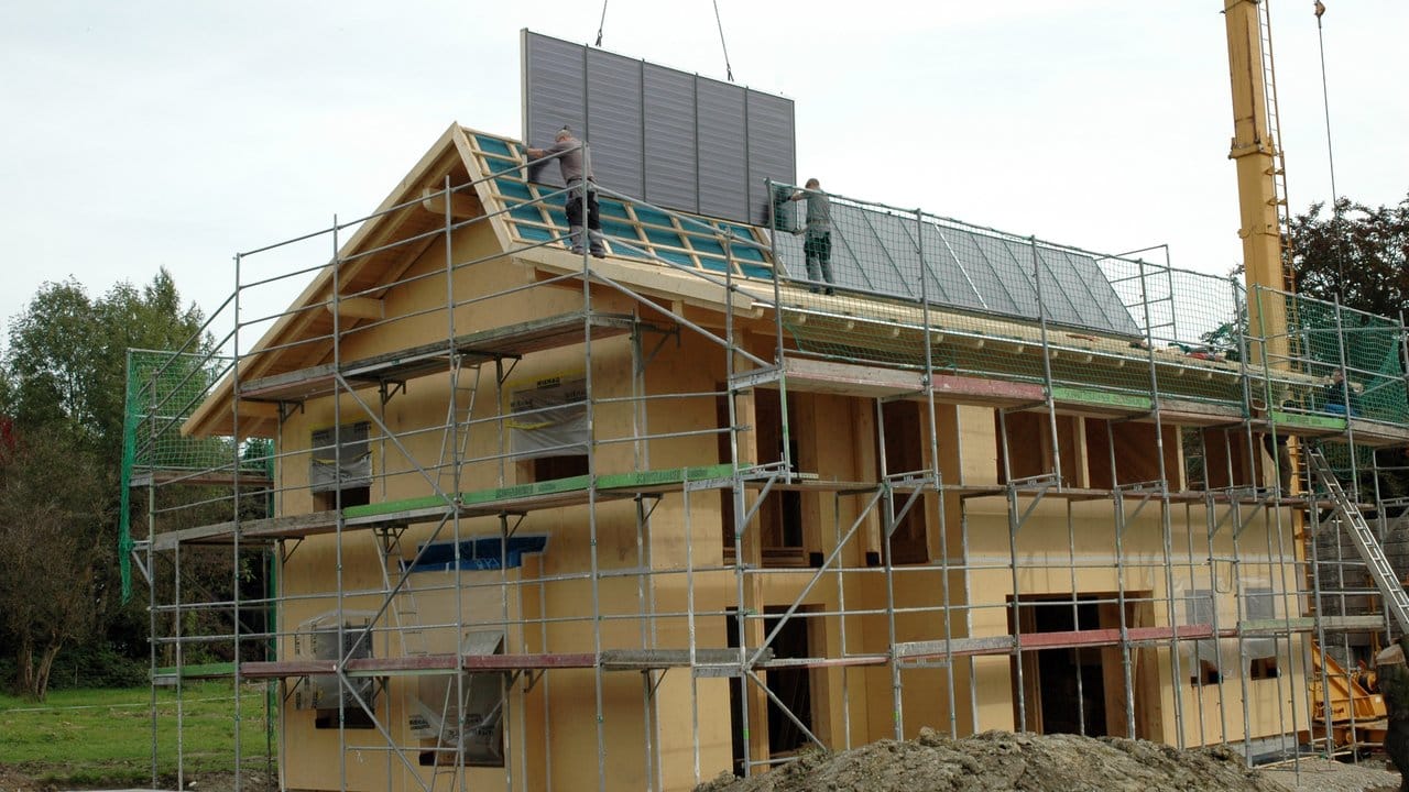 Beim Strohballenbau ist der Feuchteschutz ein wichtiger Faktor - so lässt sich etwa ein größerer Dachüberstand einplanen, um die Fassade besser vor Regen zu schützen.