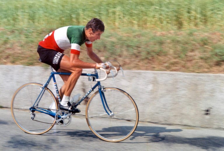 16. August: Italiens Radsport trauert um Felice Gimondi. Der 76-Jährige stirbt im Urlaub auf Sizilien. Gimondi ist einer von nur sieben Radsportlern, die alle drei großen Landesrundfahrten gewinnen konnten.