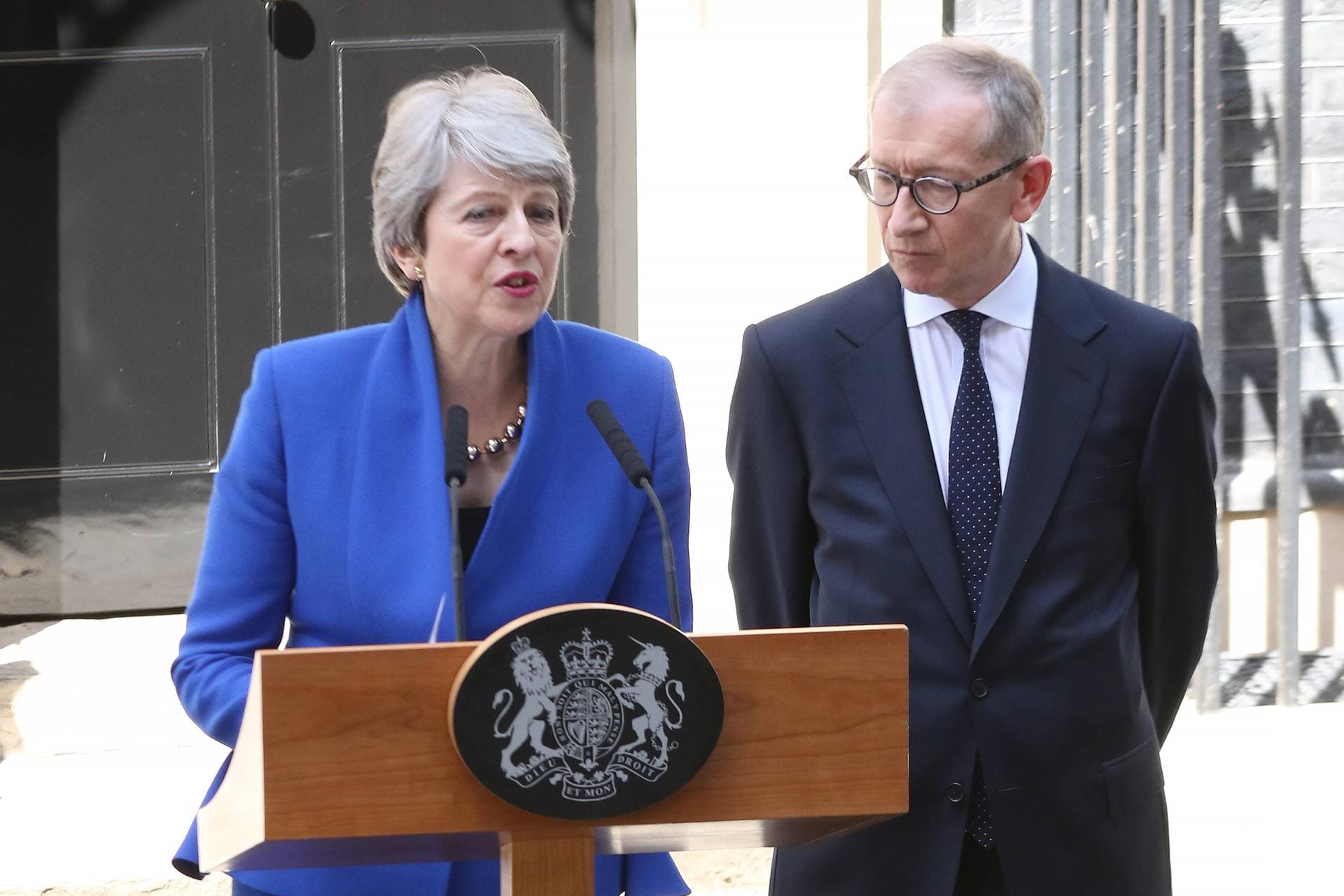 7. Juni 2019: Rücktritt von Theresa May als britische Premierministerin. Sie hatte erfolglos versucht, einen mit der EU ausgehandelten Vertrag über den Brexit durchs britische Unterhaus zu bringen. Jeder ihrer Anläufe wurde von den Abgeordneten abgeschmettert. Auf die glücklose Premierministerin folgte ausgerechnet der Polterer und May-Widersacher Boris Johnson, der regelmäßig drohte, das Vereinigte Königreich notfalls auch ohne Abkommen aus der EU zu führen.