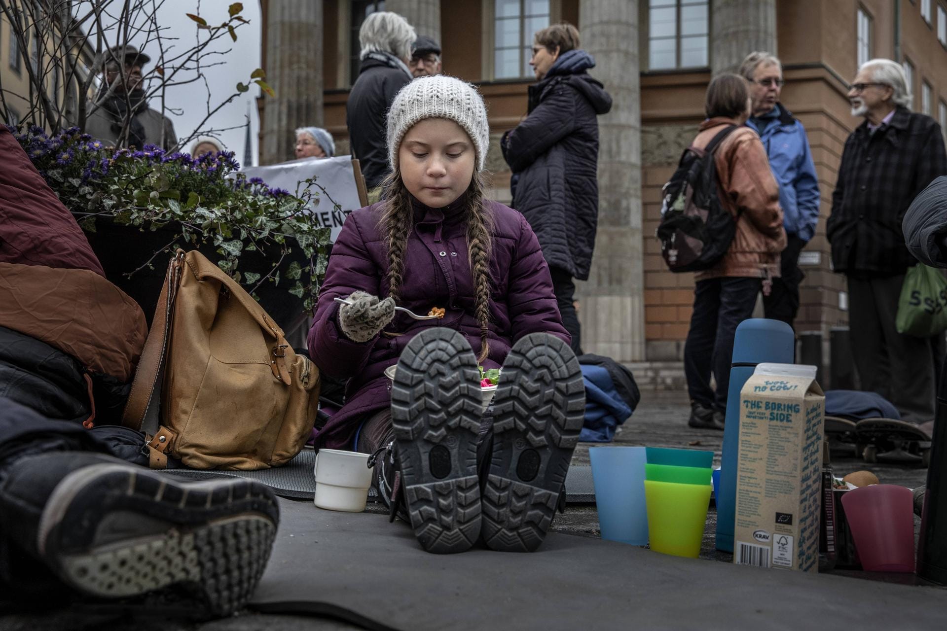 20. August 2018: Greta Thunberg sitzt erstmals – am ersten Freitag nach den schwedischen Sommerferien – mit einem Schild vor dem Schwedischen Reichstag ("Skolstrejk för klimatet") und tritt so eine weltweite Massenbewegung mit dem Namen "Fridays for future" los.