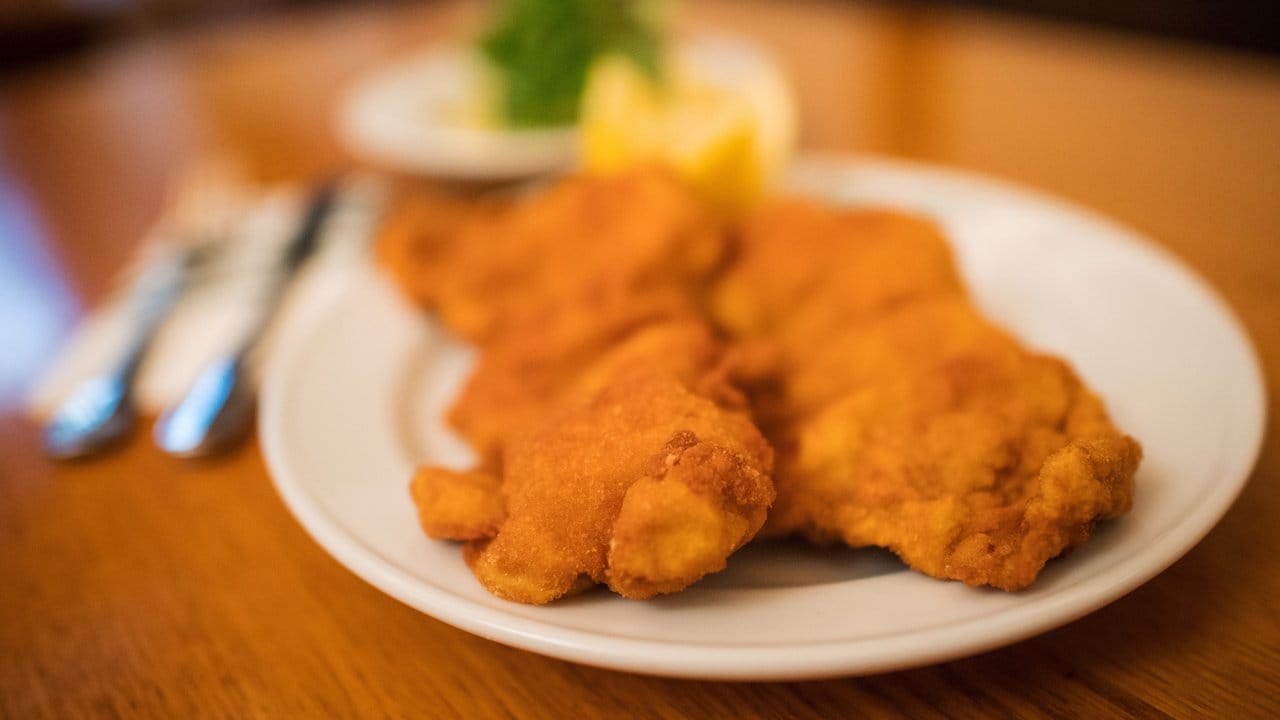 Wiener Schnitzel im Restaurant Figlmüller in Wien: "High-End-Hausmannskost" wird das heiße Ding", meint der "Genuss Guide 2020" des "Tagesspiegel".