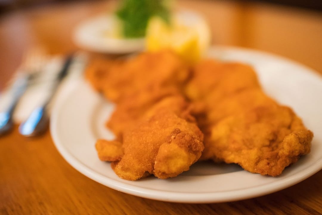 Wiener Schnitzel im Restaurant Figlmüller in Wien: "High-End-Hausmannskost" wird das heiße Ding", meint der "Genuss Guide 2020" des "Tagesspiegel".