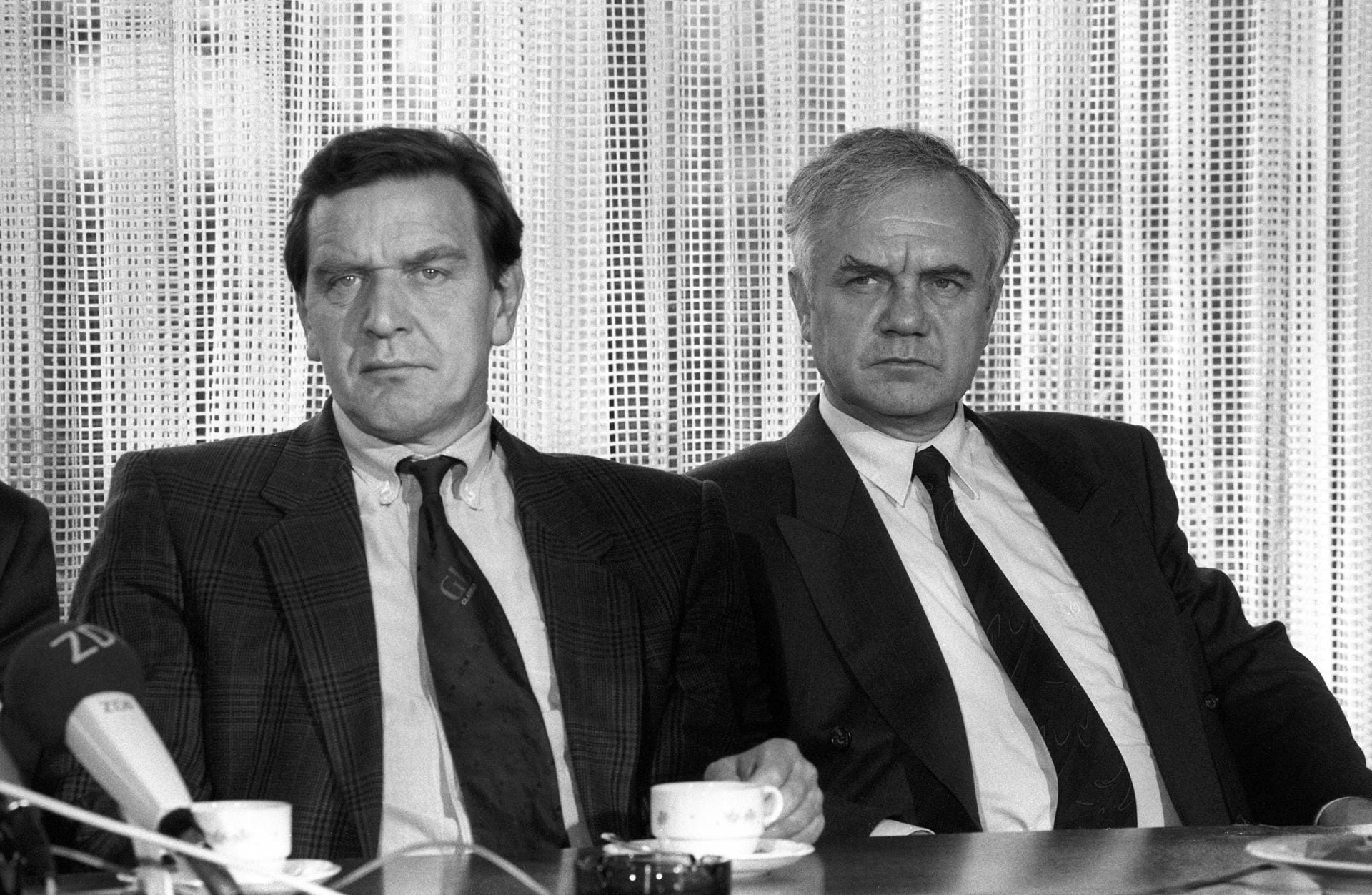 Manfred Stolpe (r.) mit Parteifreund Gerhard Schröder am 21. November 1990: Drei Wochen zuvor wurde Stolpe zum Ministerpräsident von Brandenburg gewählt.