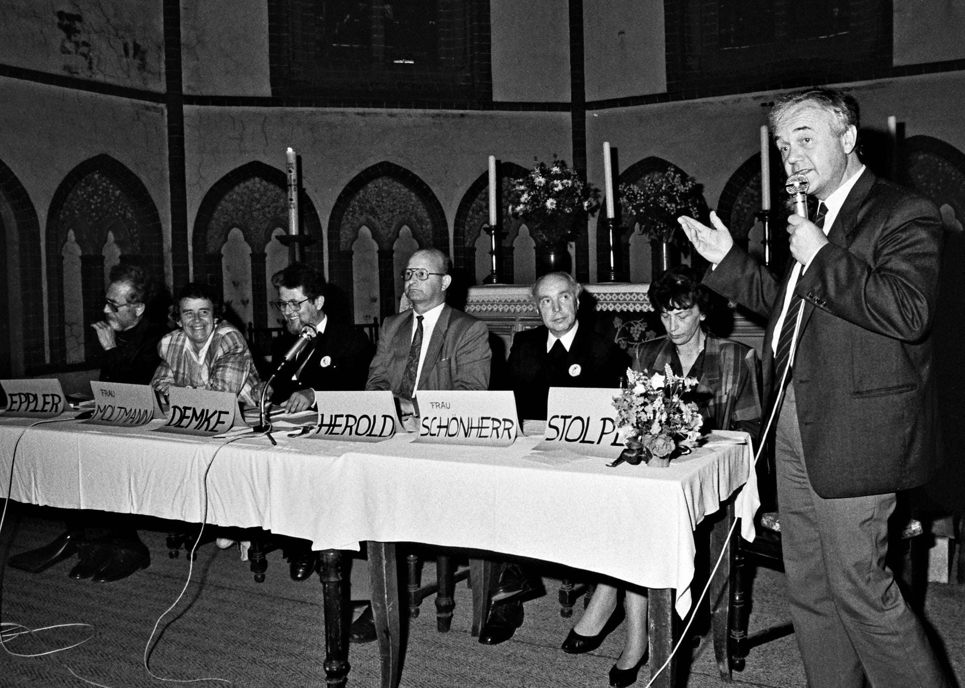 Manfred Stolpe spricht beim Evangelischen Kirchentag in Halle 1988: Bis 1989 war er stellvertretender Vorsitzender des Bundes der Evangelischen Kirchen in der DDR.