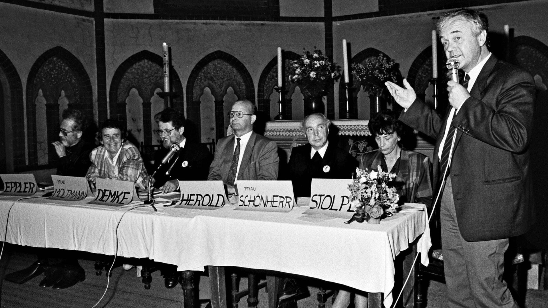 Manfred Stolpe spricht beim Evangelischen Kirchentag in Halle 1988: Bis 1989 war er stellvertretender Vorsitzender des Bundes der Evangelischen Kirchen in der DDR.