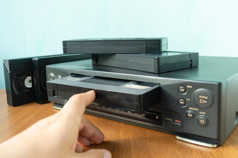 Die ersten Videorekorder für Privatanwender kamen Anfang der Sechzigerjahre auf den Markt. Gegen Ende der Neunzigerjahre wurden dann DVD-Spieler populärer, die Videorekorder langsam verdrängten. Dennoch hielten sich die Geräte bis 2016. Erst dann verkündete Funai Denki, der letzte Hersteller von Videorekordern, die Produktion einzustellen.