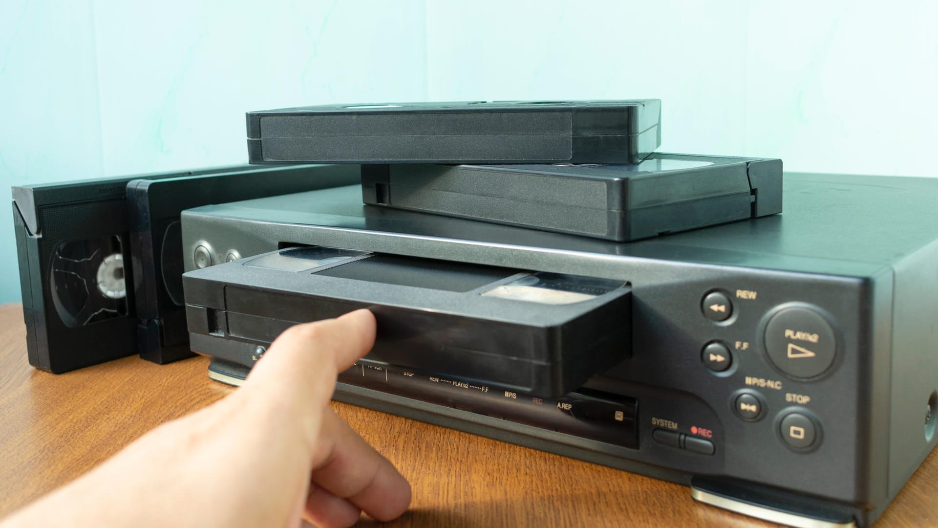 Die ersten Videorekorder für Privatanwender kamen Anfang der Sechzigerjahre auf den Markt. Gegen Ende der Neunzigerjahre wurden dann DVD-Spieler populärer, die Videorekorder langsam verdrängten. Dennoch hielten sich die Geräte bis 2016. Erst dann verkündete Funai Denki, der letzte Hersteller von Videorekordern, die Produktion einzustellen.