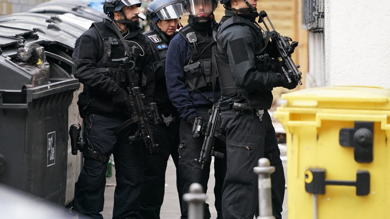 Polizisten in Schutzausrüstung sperren die Straßen um die Kreuzung Kochstraße Friedrichstraße in der Nähe des Checkpoint Charlie ab. Polizisten in Schutzausrüstung sperren die Straßen um die Kreuzung Kochstraße Friedrichstraße in der Nähe des Checkpoint Charlie ab.
