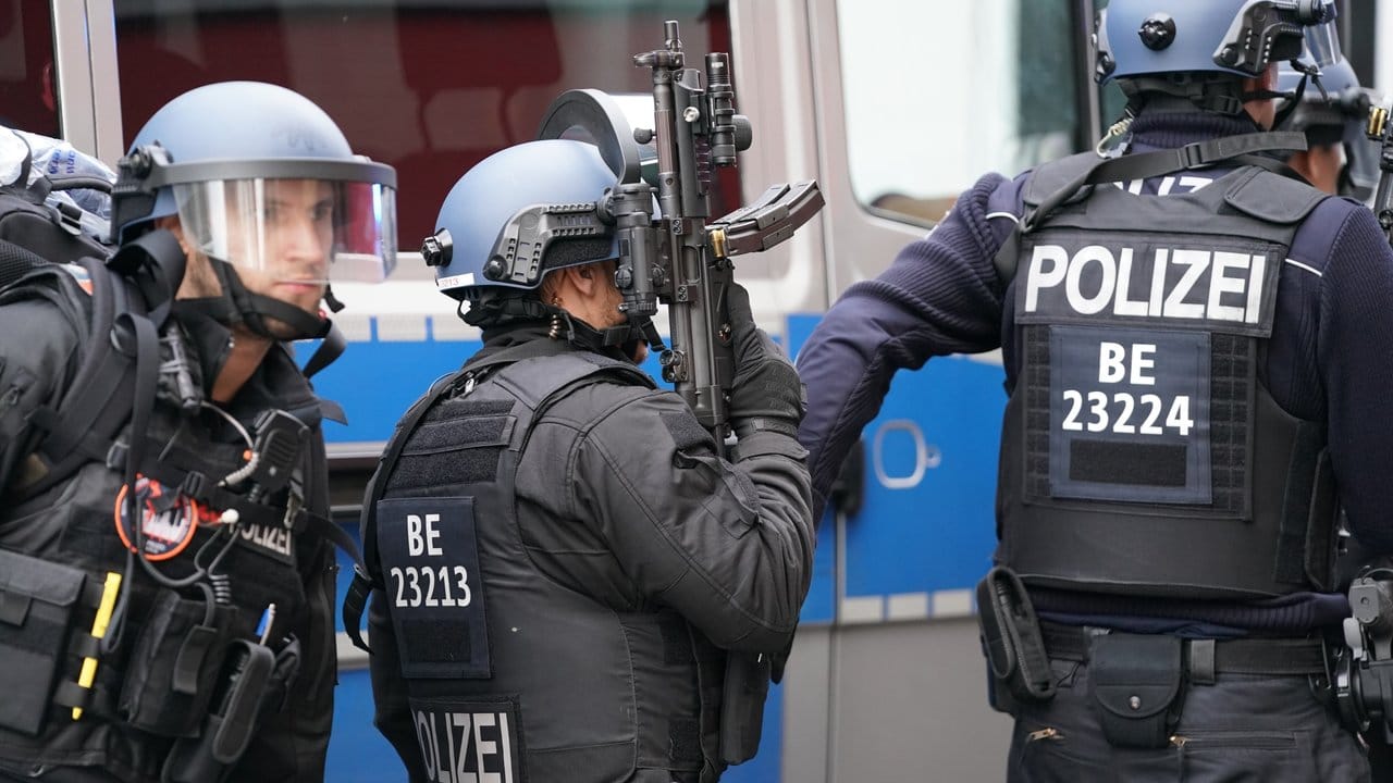 Schwerbewaffnet: Polizisten in Schutzausrüstung in der Nähe des Checkpoint Charlie. Schwerbewaffnet: Polizisten in Schutzausrüstung in der Nähe des Checkpoint Charlie.