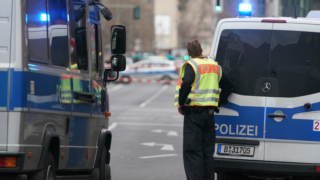 Polizeifahrzeuge sperren die Straßen um die Kreuzung Kochstraße Friedrichstraße in der Nähe des Checkpoint Charlie ab. Polizeifahrzeuge sperren die Straßen um die Kreuzung Kochstraße Friedrichstraße in der Nähe des Checkpoint Charlie ab.