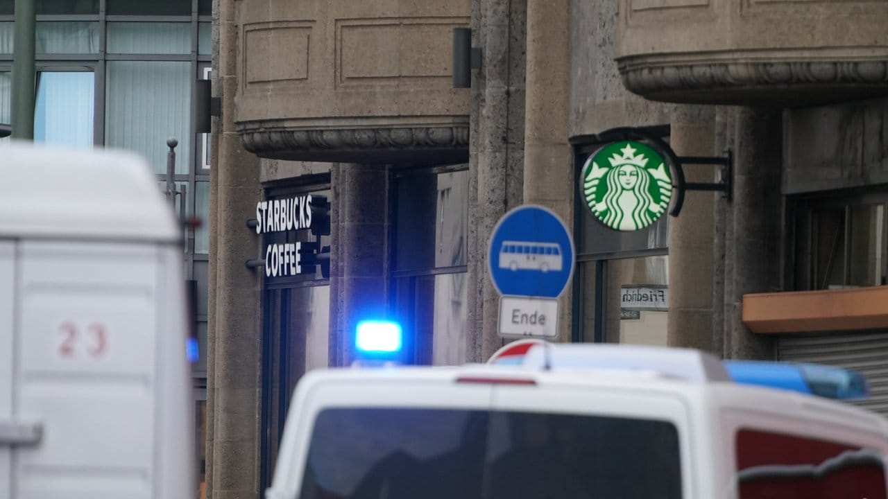 Großeinsatz nach dem Raubüberfall auf ein Café am Checkpoint Charlie in Berlin. Großeinsatz nach dem Raubüberfall auf ein Café am Checkpoint Charlie in Berlin.